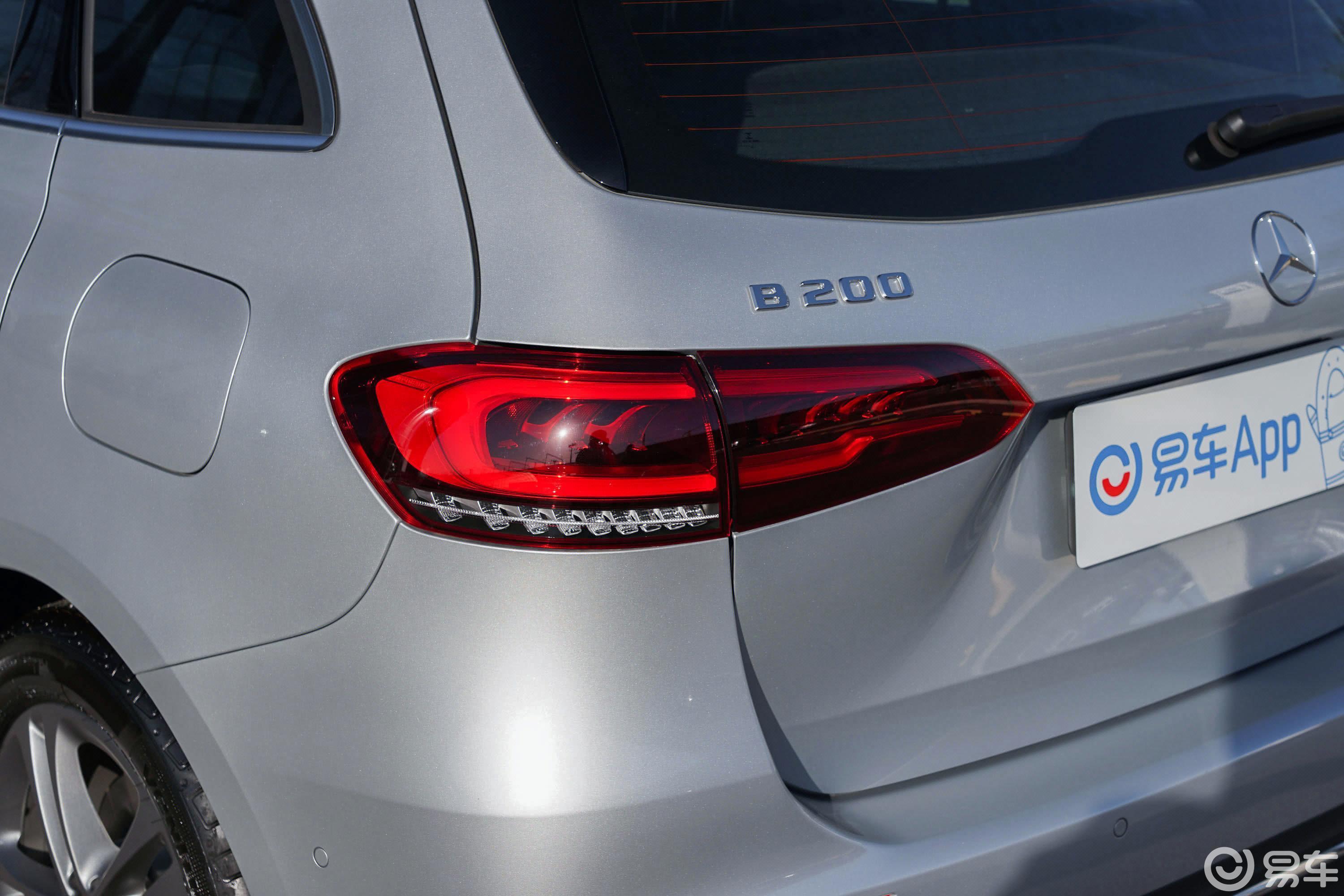 【奔驰b级2020款b 200 动感型尾灯侧45度俯拍汽车图片-汽车图片大全】