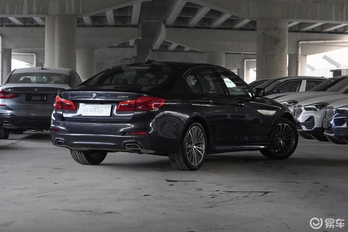 【宝马5系2020款530i m运动套装侧后45度车头向右水平汽车图片-汽车