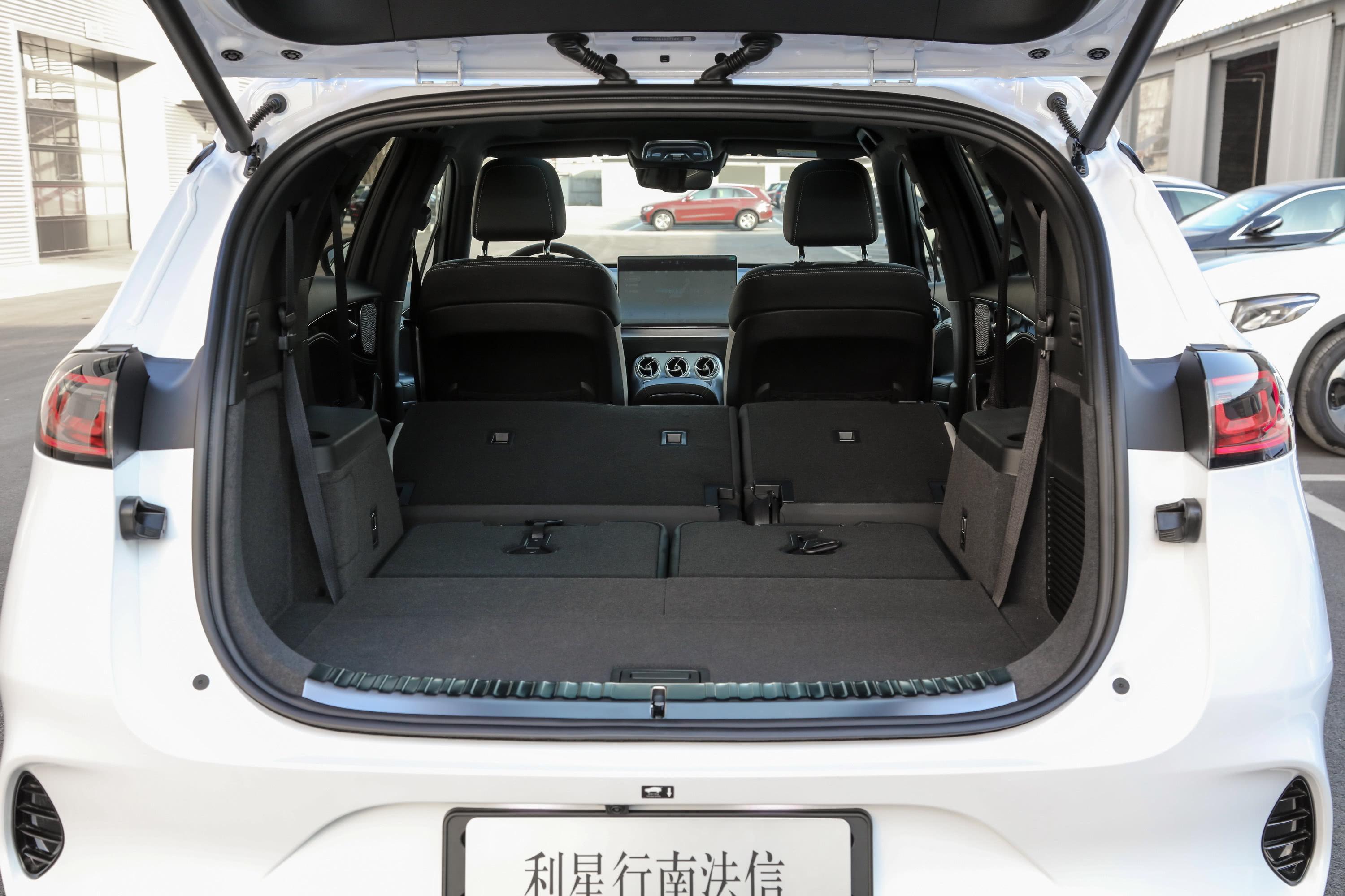 腾势x 插电混动后备厢空间可利用率很高,装载能力也较为出色,后排座椅