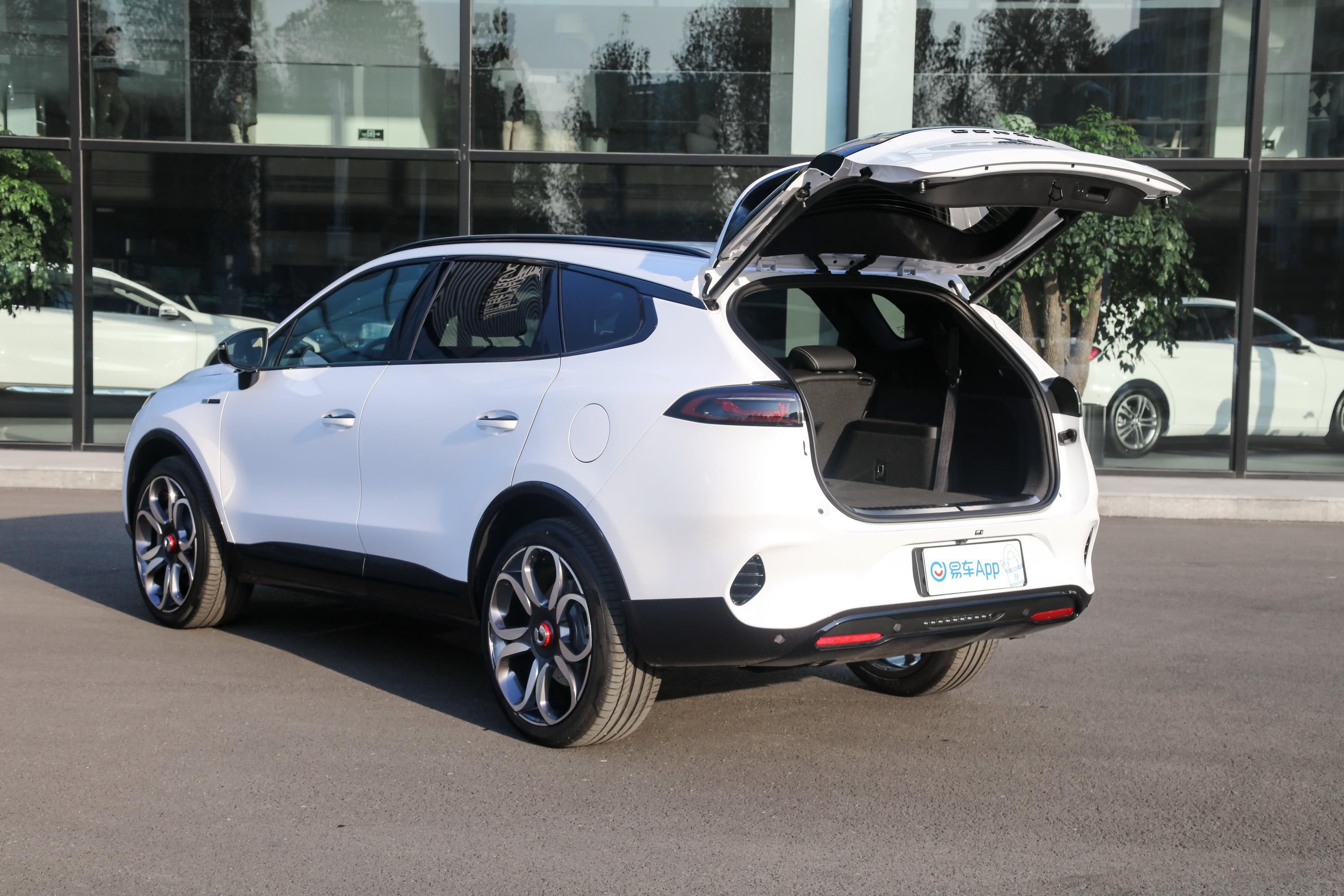 腾势x插电混动车尾座椅气囊