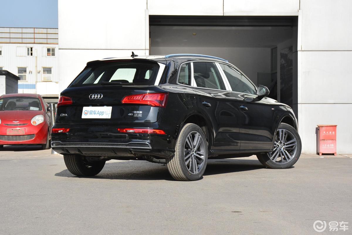 【奥迪q5l2020款45 tfsi 尊享运动型侧后45度车头向右水平汽车图片