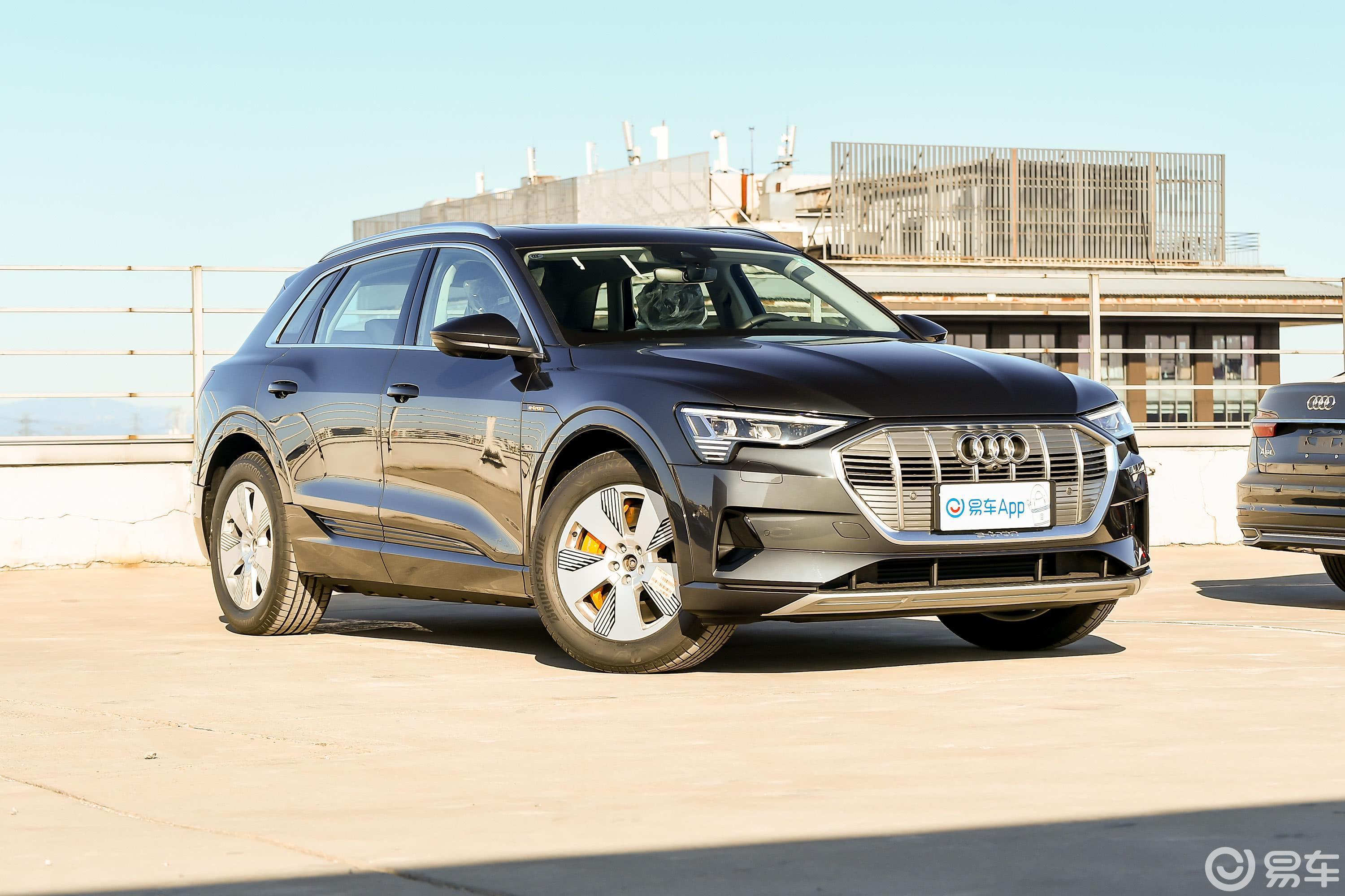 【奥迪e-tron2020款55 quattro 时尚版侧前45度车头向右水平汽车图片