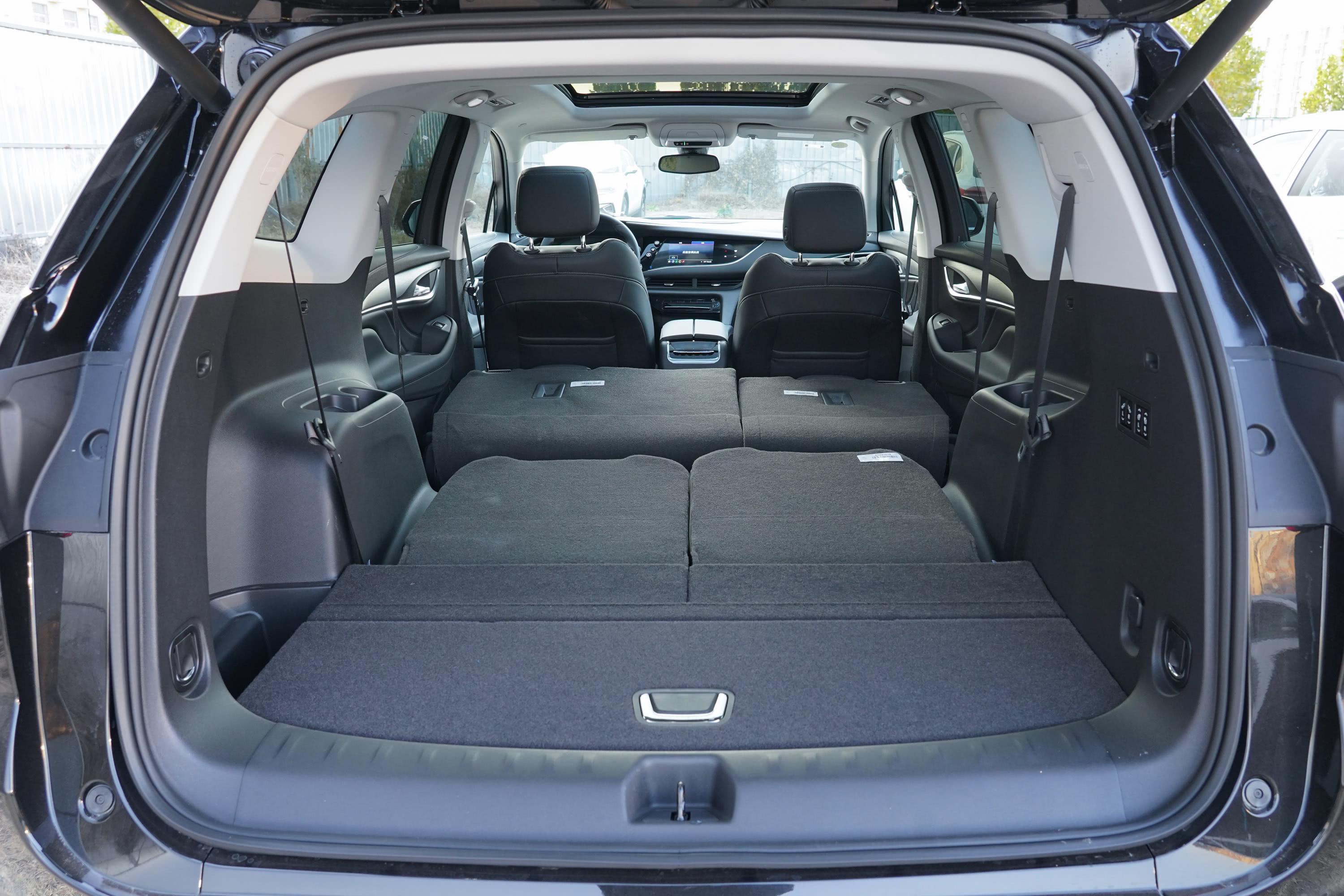 昂科旗后备厢空间表现还可以,旅途出行有大件物品的话,可以放倒后排