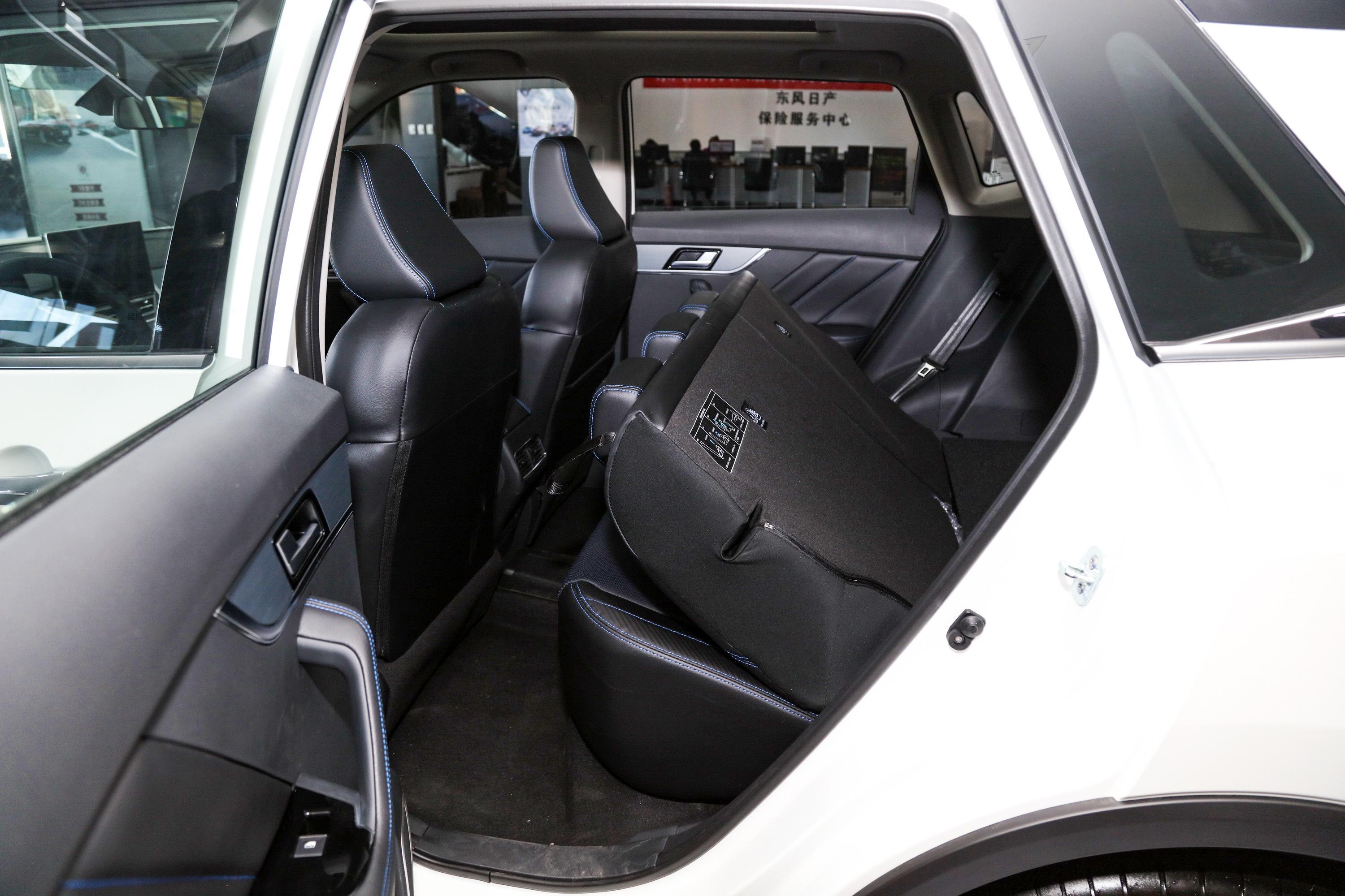 启辰t60 ev后排空间还算宽敞,头部和腿部空间都有一定的余量,满足日常