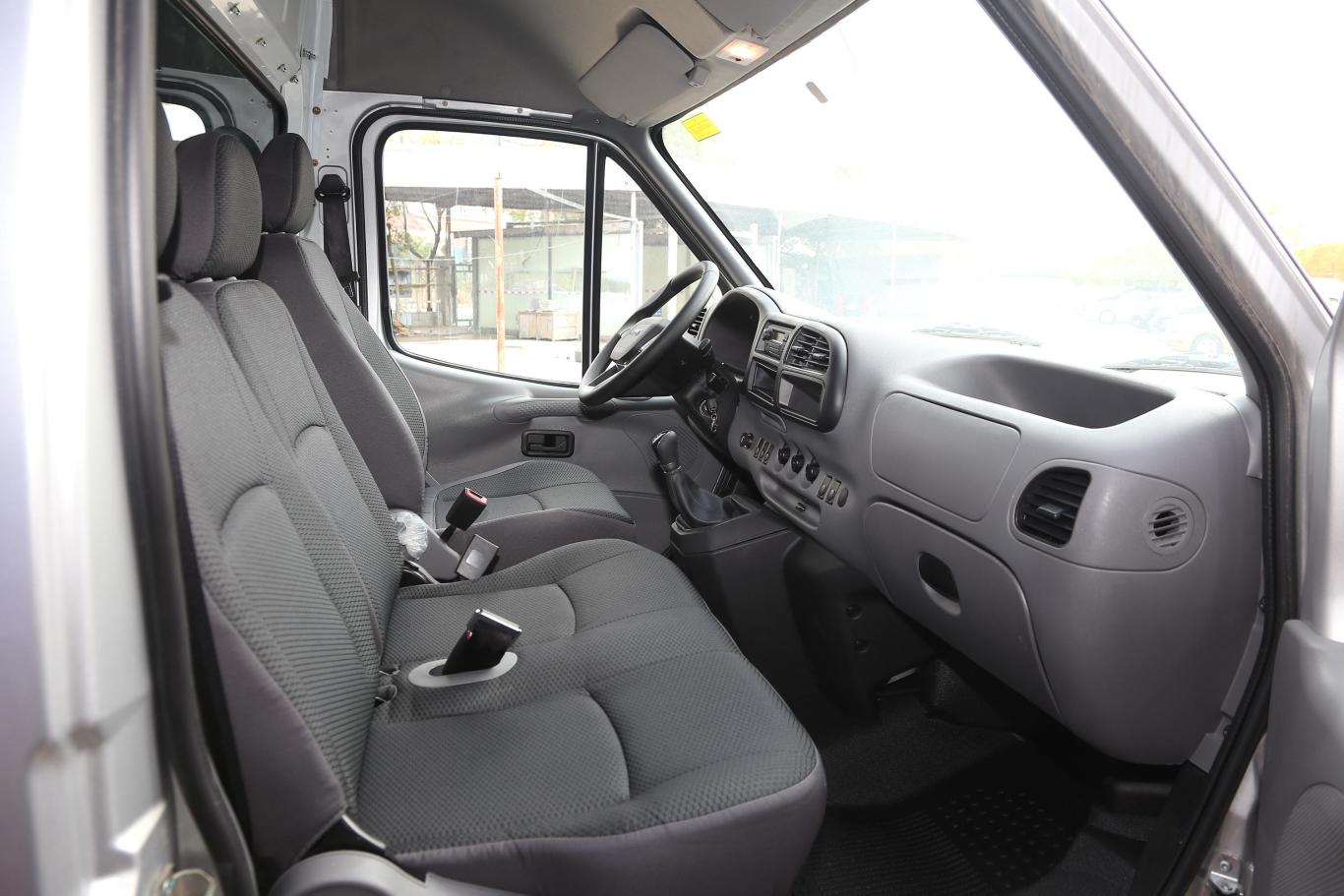 特顺长轴中顶 2.8t 手动 商运版 3座 jx493内饰全景正拍