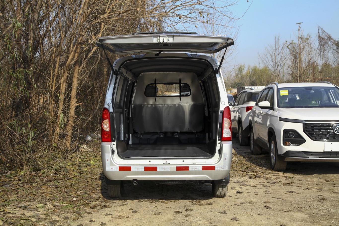 五菱荣光1.5l 手动 基本型加长厢式运输车 2座  国v空间