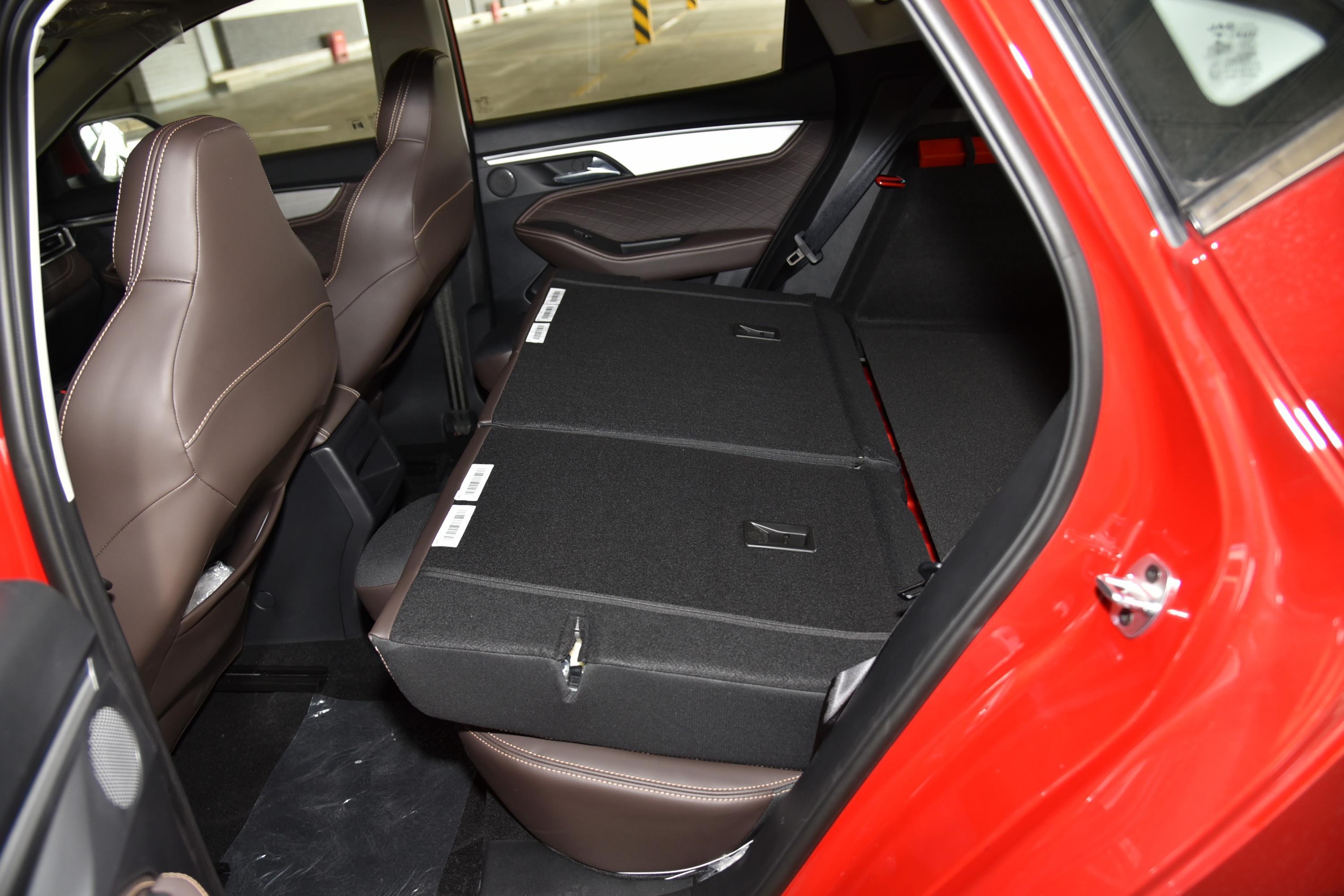 嘉悦a5后备厢空间表现还可以,旅途出行有大件物品的话,可以放倒后排