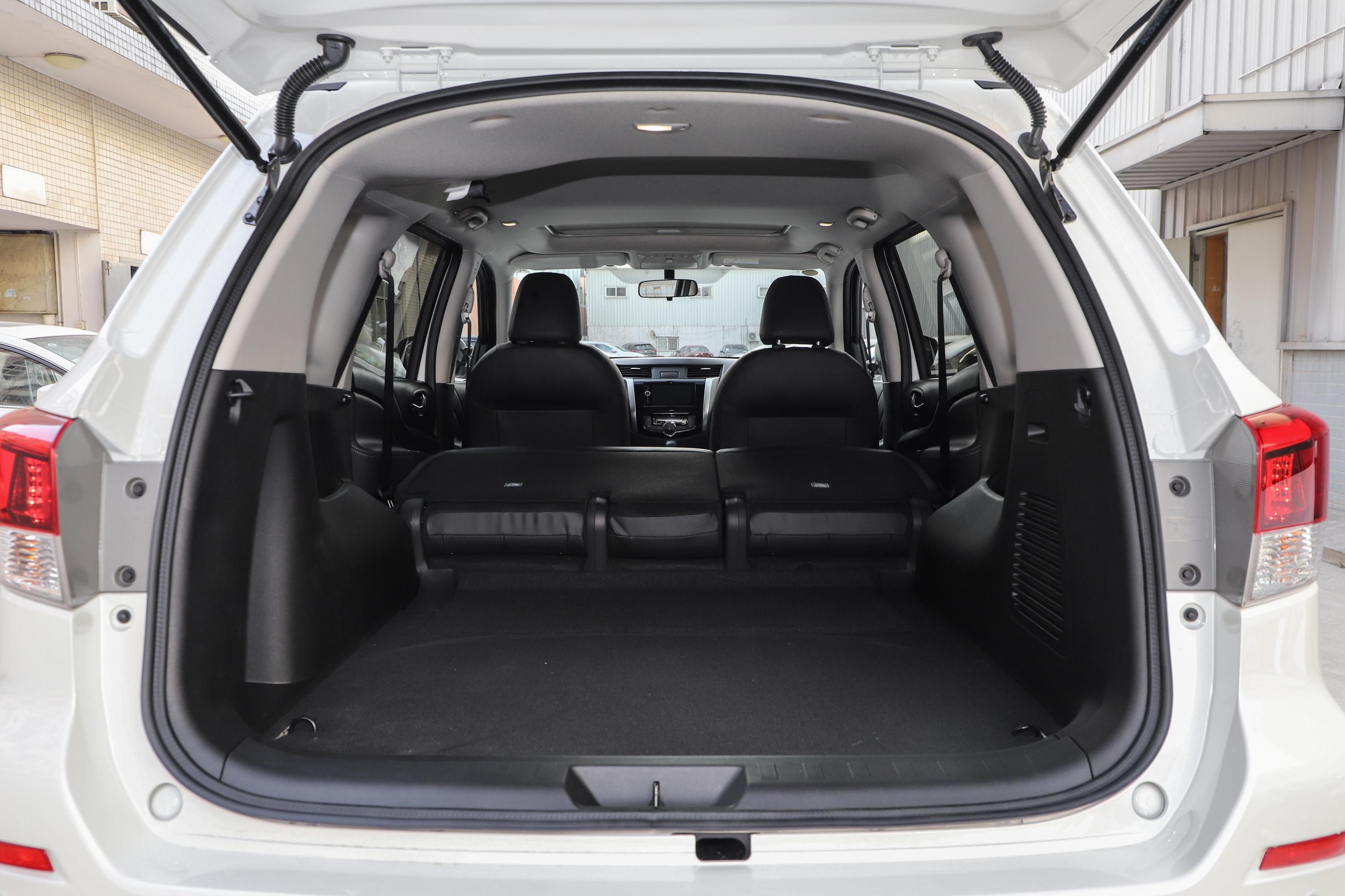 途达后备厢空间表现还算不错,放倒后排座椅后,能够进一步扩展空间,载