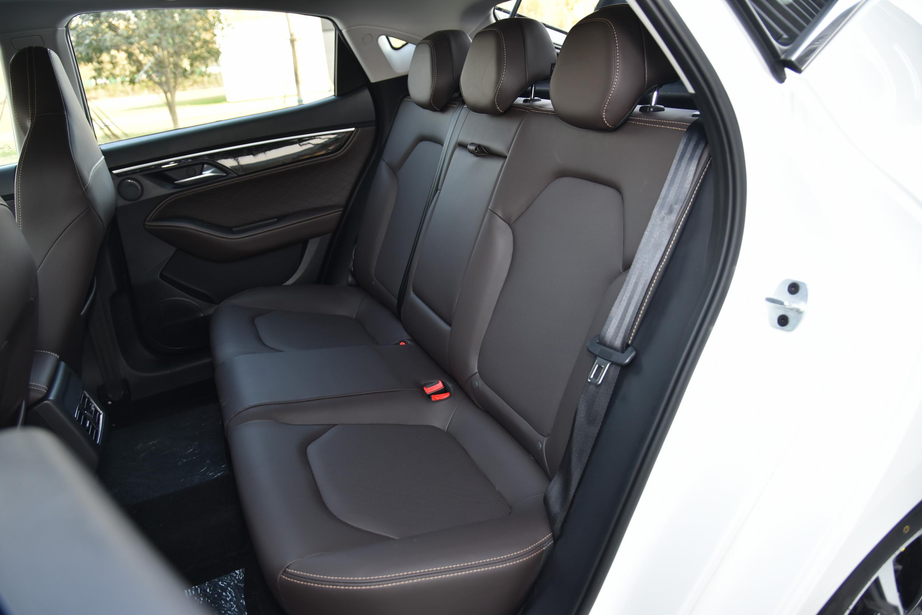 嘉悦a5饰条后排驻车