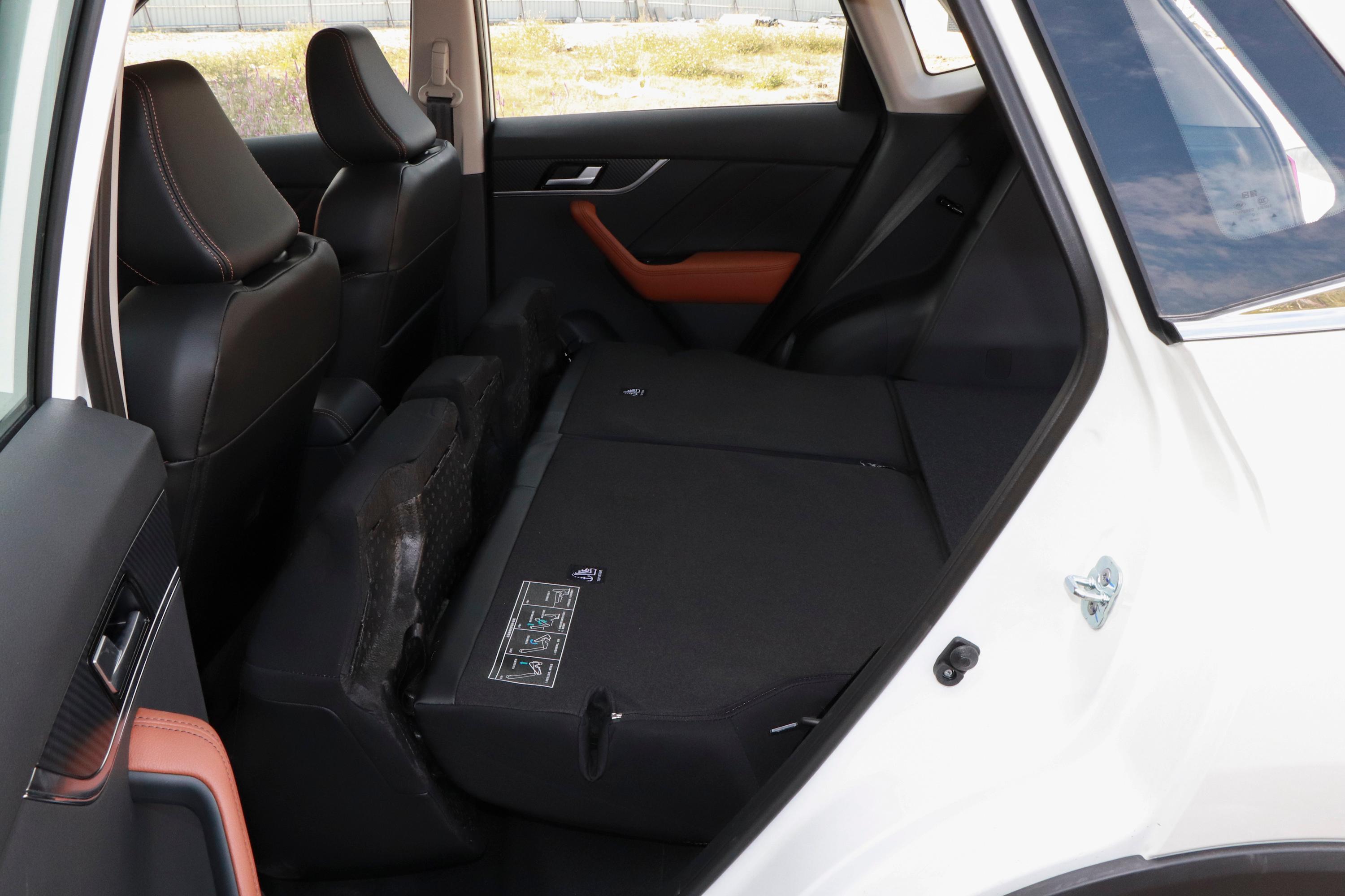 启辰t60后排空间还算宽敞,头部和腿部空间都有一定的余量,满足日常