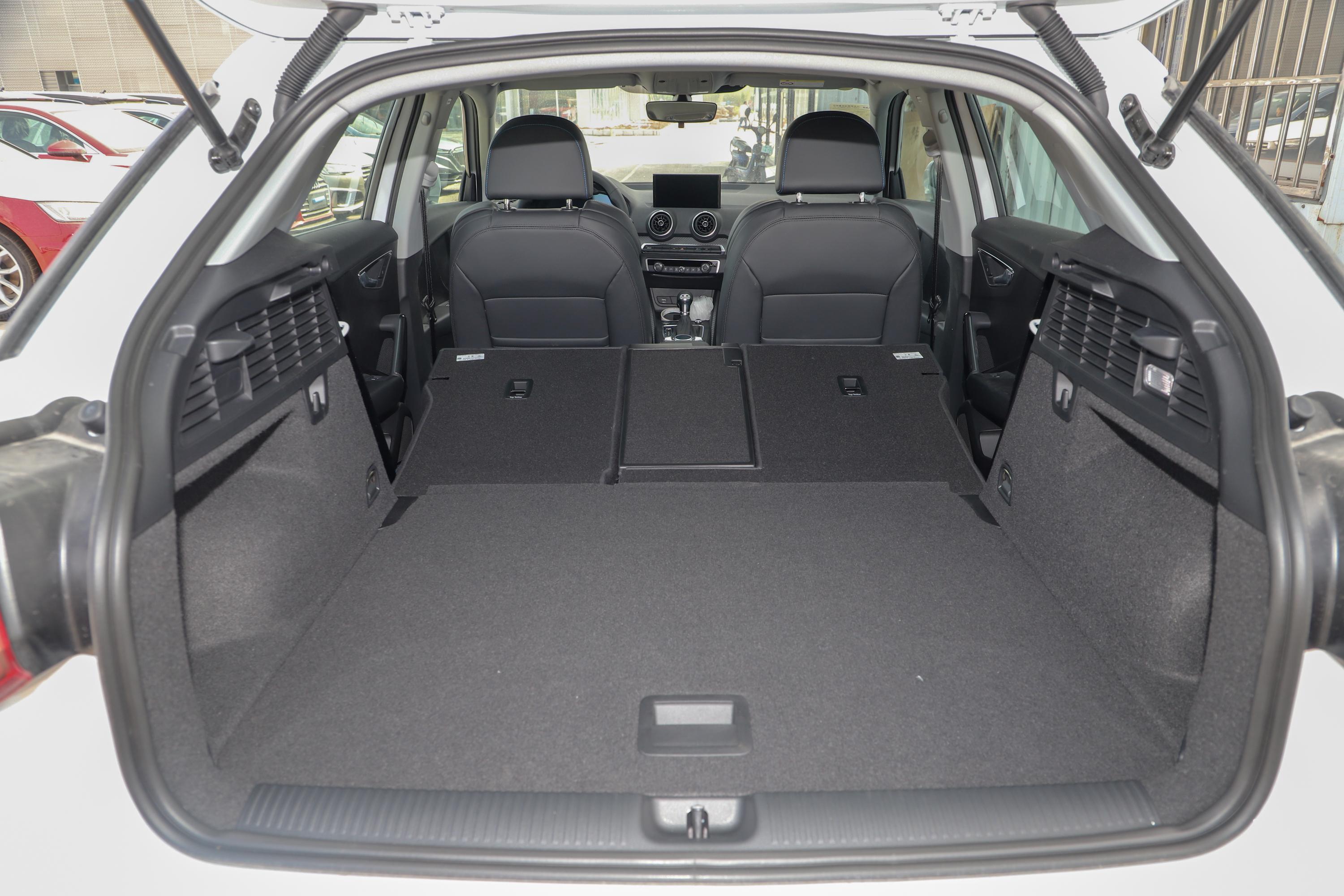 奥迪q2l 纯电动后备厢常规空间表现中规中矩,日常使用没什么问题.