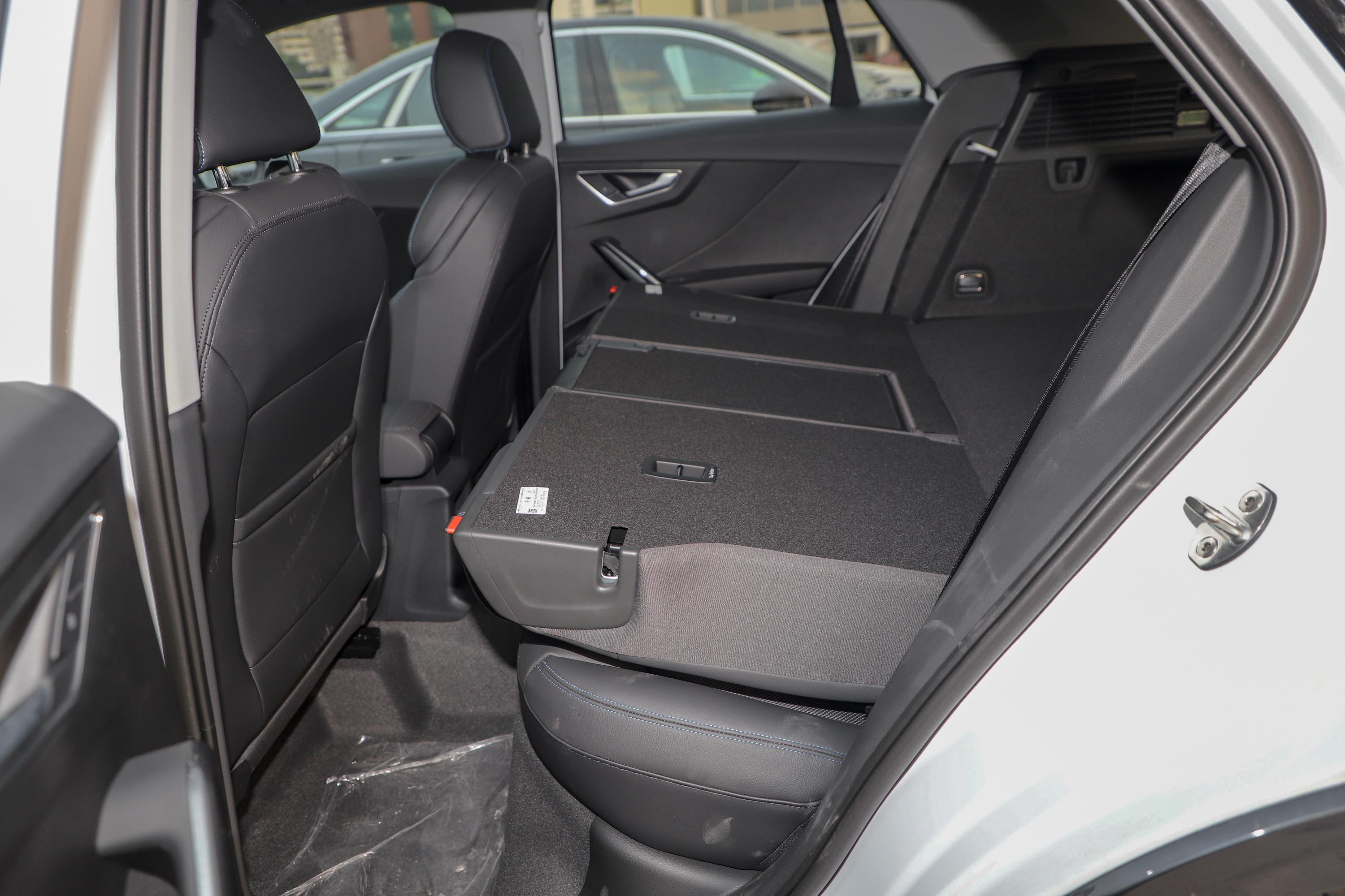 奥迪q2l 纯电动后备厢常规空间表现中规中矩,日常使用没什么问题.