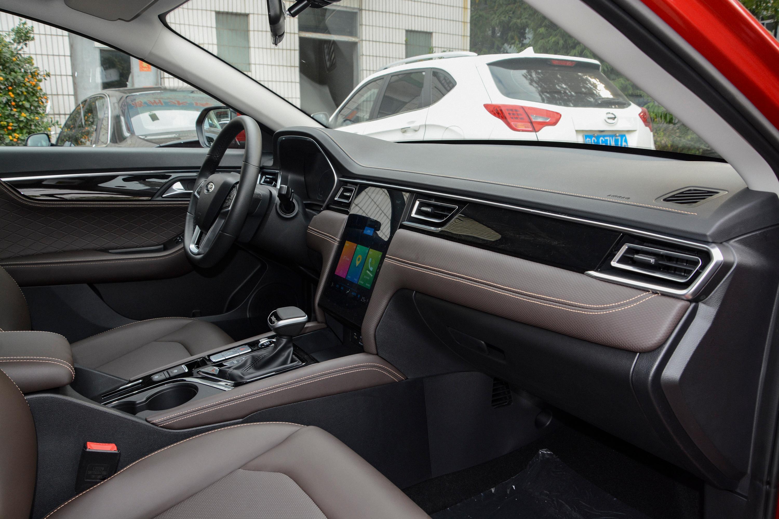 在内饰设计上,江淮嘉悦a5采用简洁大方的设计风格,在中控台,门板以及