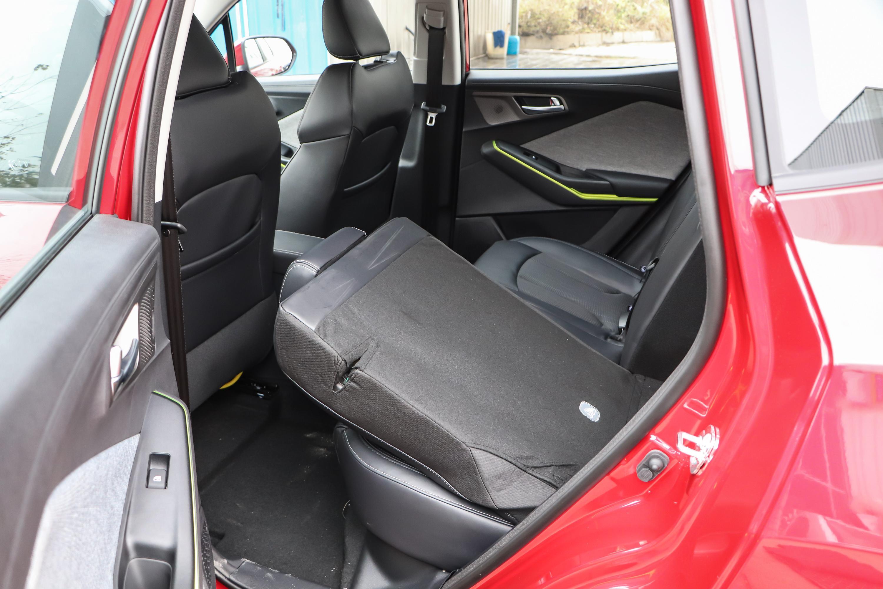 长安cs15 e-pro后备厢空间不错,也能通过放倒后排座椅来扩展储物空间