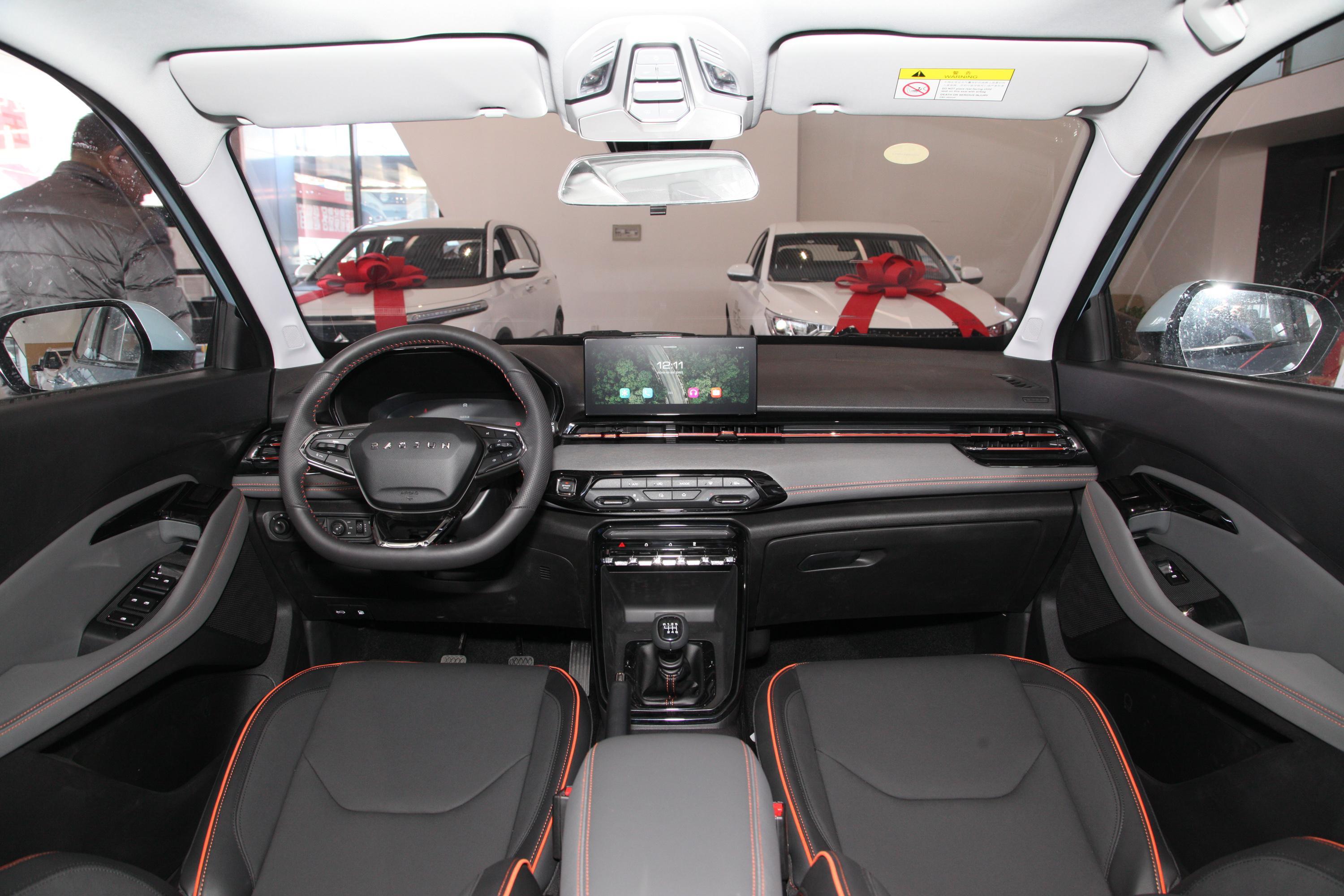 新宝骏rs-3的内饰采用环抱式的设计,中控台的布局也很有层次感.