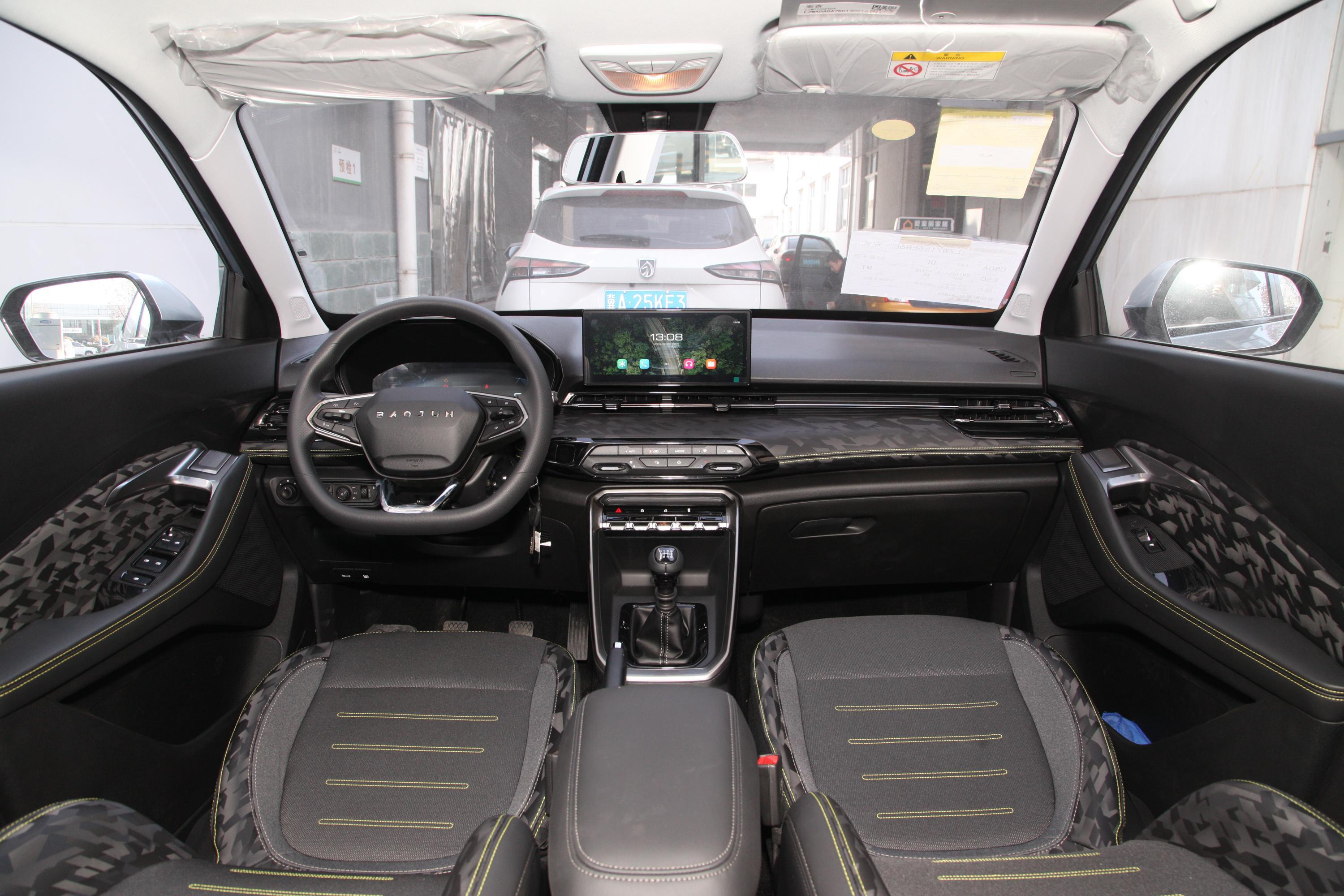 这款车的内饰上,新宝骏rs-3依旧是传统家族风格,整个设计看起来非常大