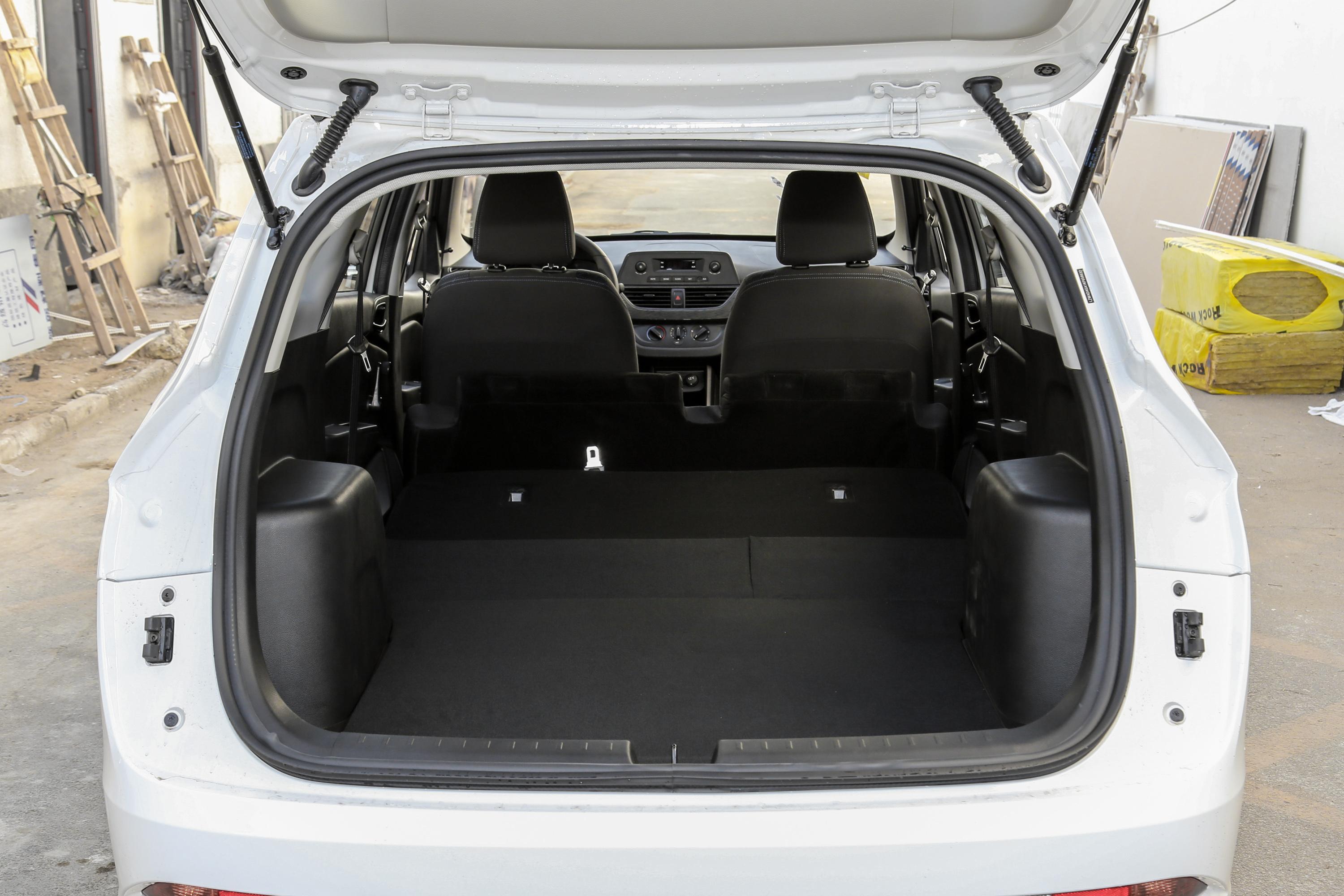 宝骏310w后备厢空间表现还可以,旅途出行有大件物品的话,可以放倒后排