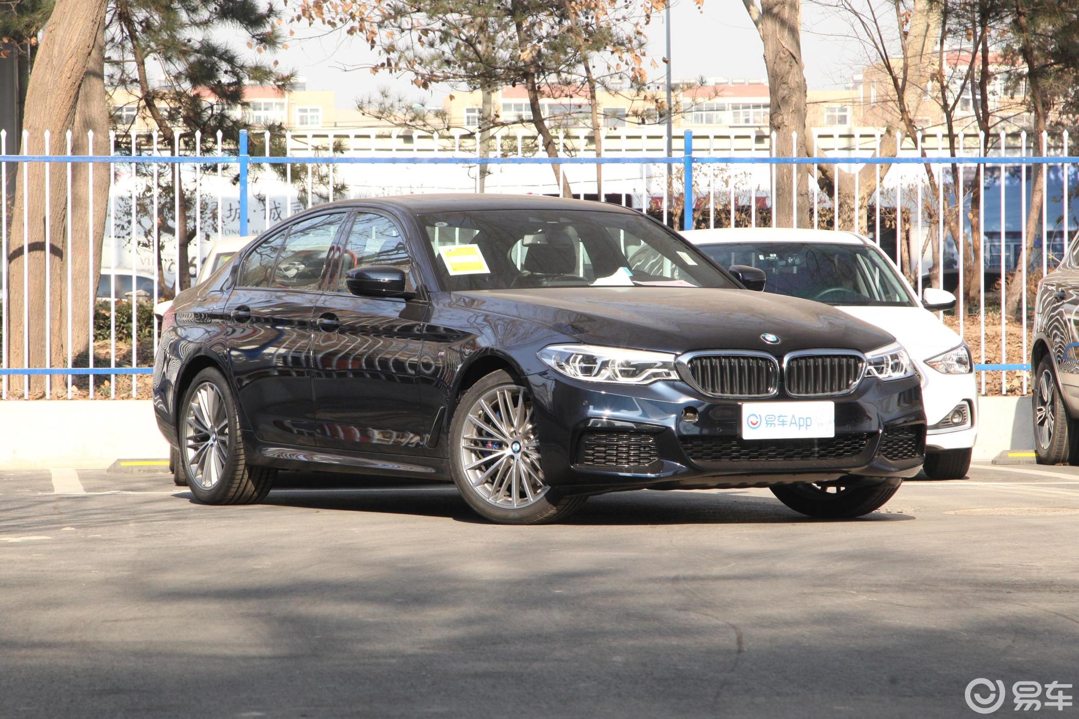 【宝马5系2020款530i m运动套装侧前45度车头向右水平汽车图片-汽车