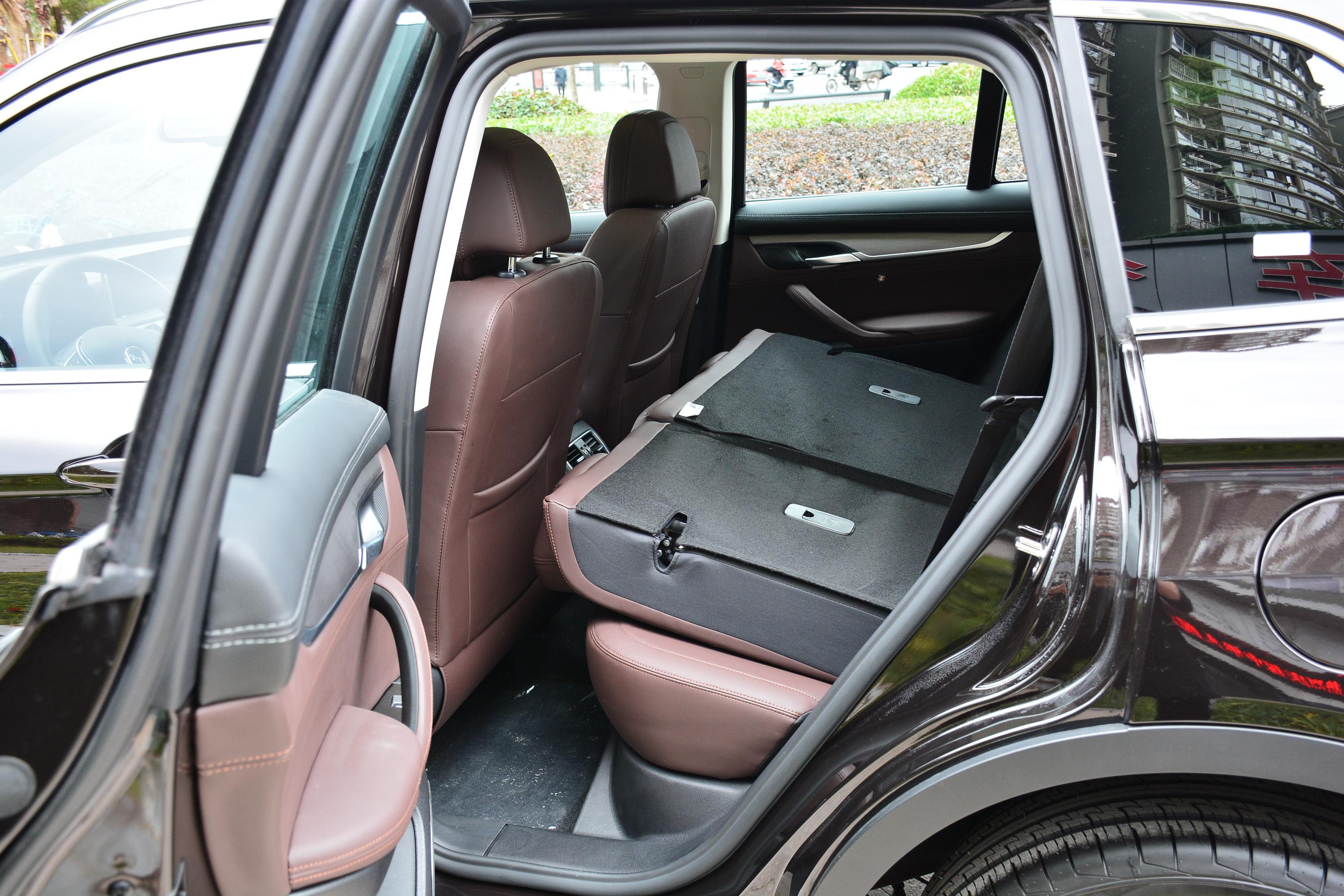 汉腾x7后备厢空间表现还可以,旅途出行有大件物品的话,可以放倒后排