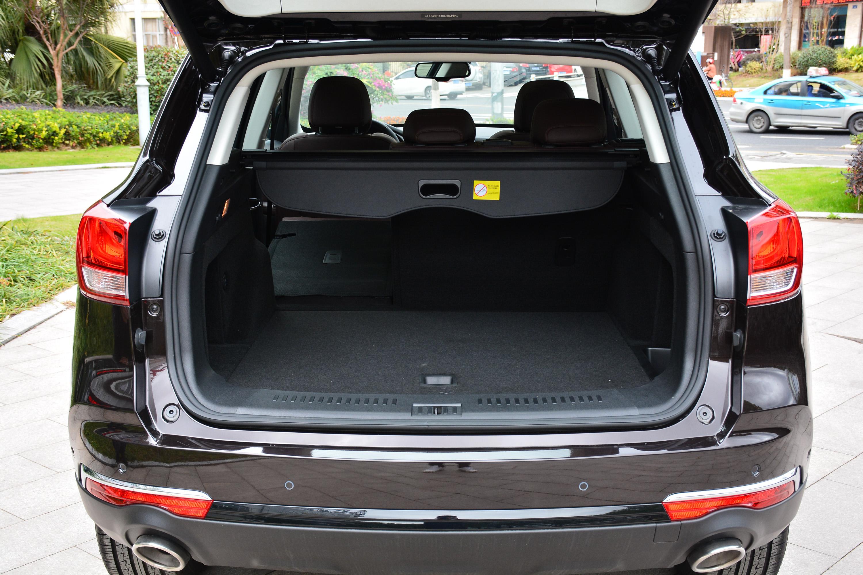 汉腾x7空间表现不错,腿部头部空间都挺舒适,带来更好的乘坐感受.