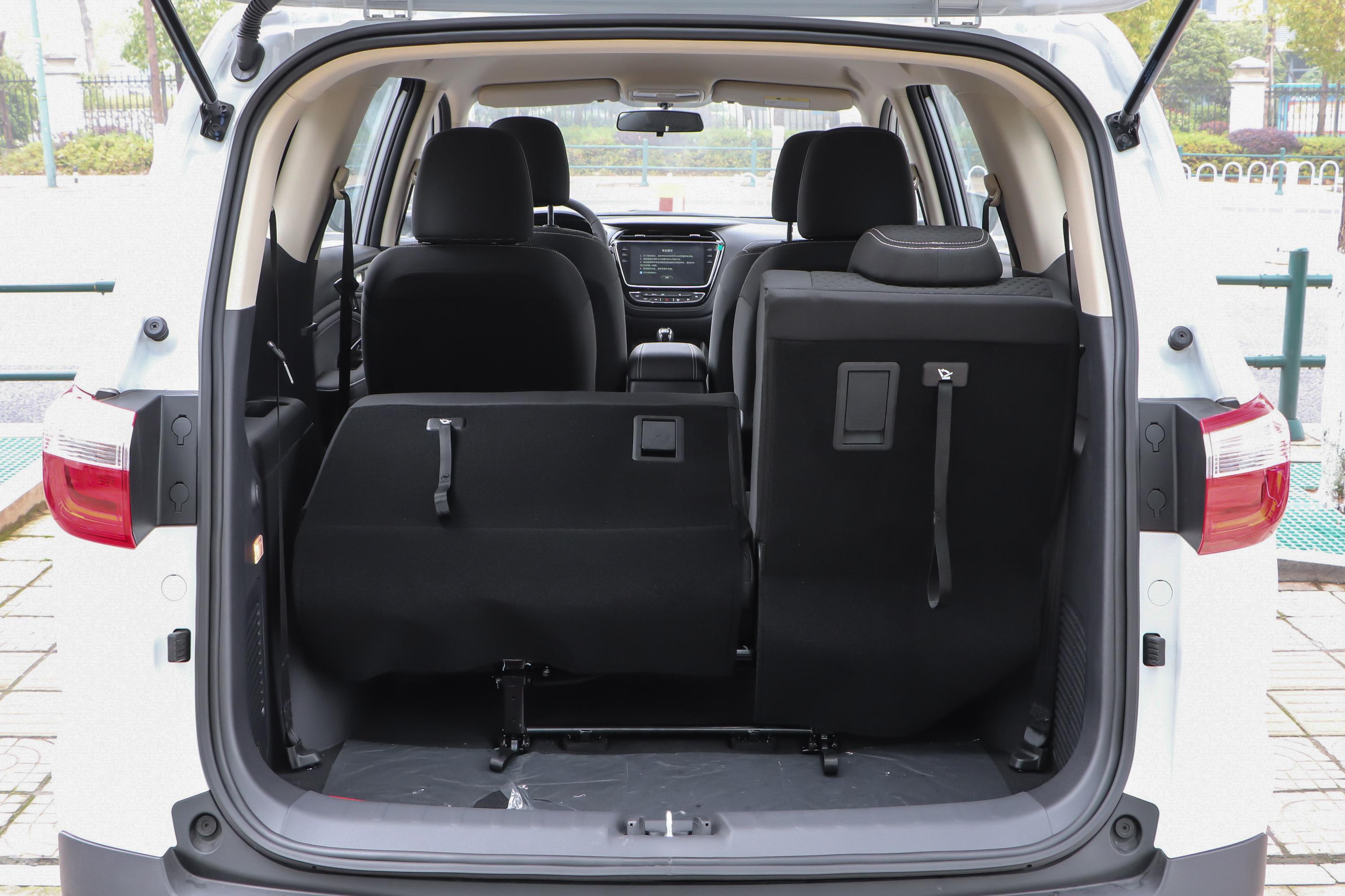 长安欧尚a800后排空间还算宽敞,头部和腿部空间都有一定的余量,满足