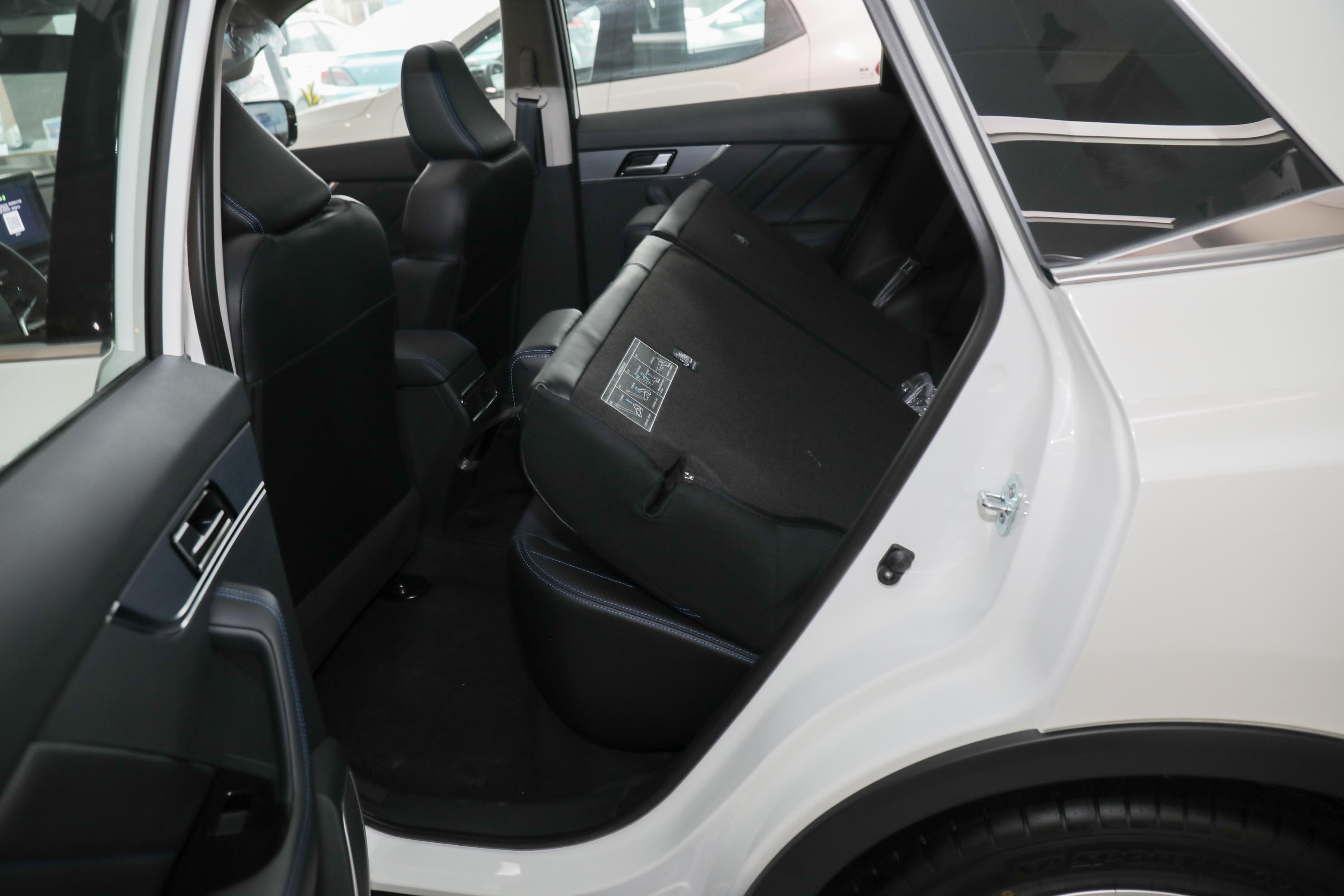 启辰t60 ev后备厢常规空间表现中规中矩,日常使用没什么问题.