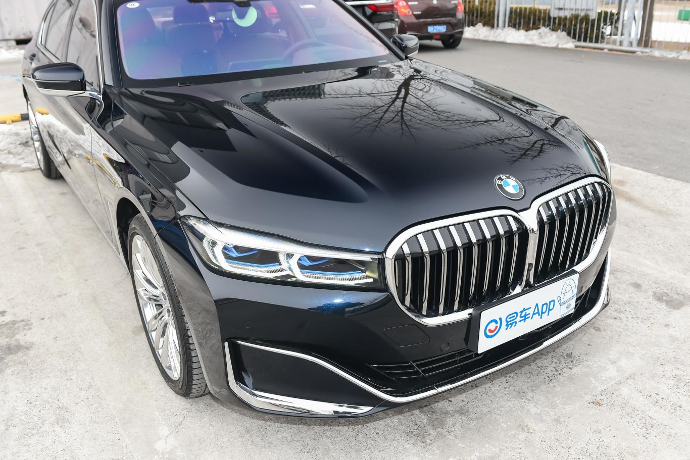 宝马7系m760li xdrive v12 豪华套装前格栅侧俯拍