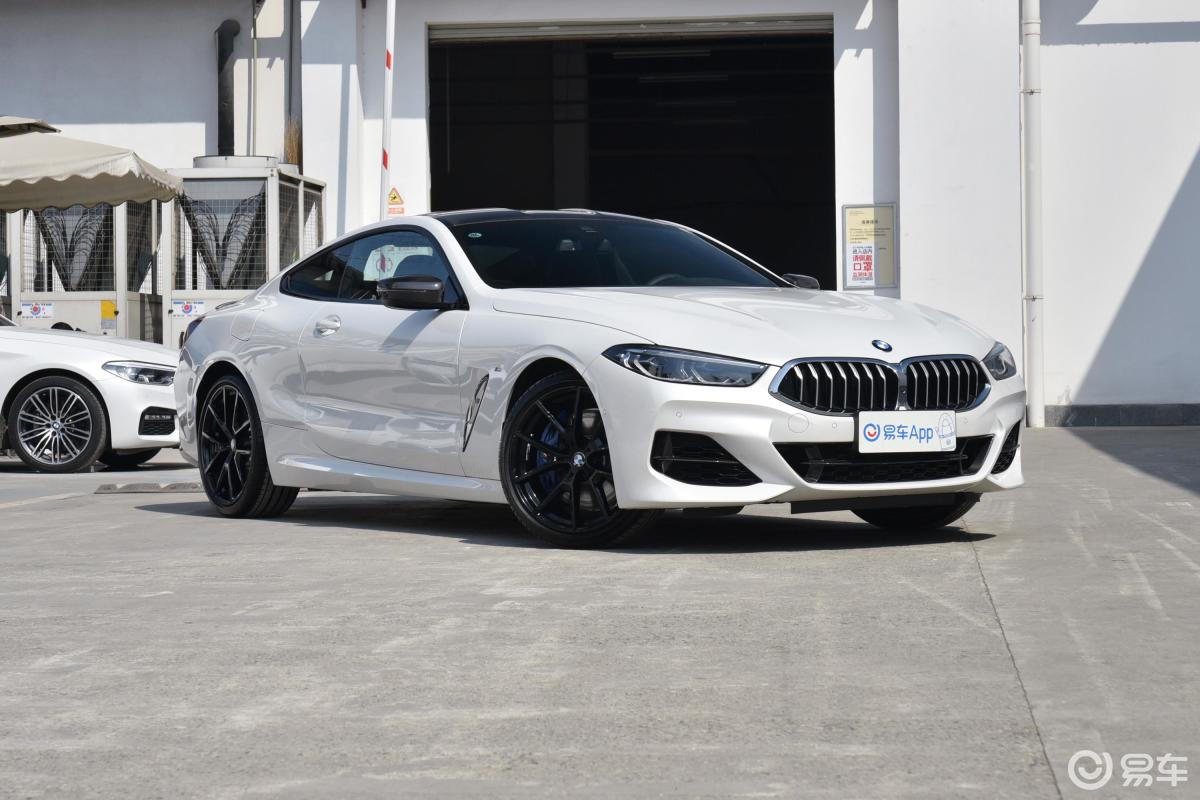 【宝马8系2019款双门轿跑车 840i m运动套装侧前45度车头向右水平汽车