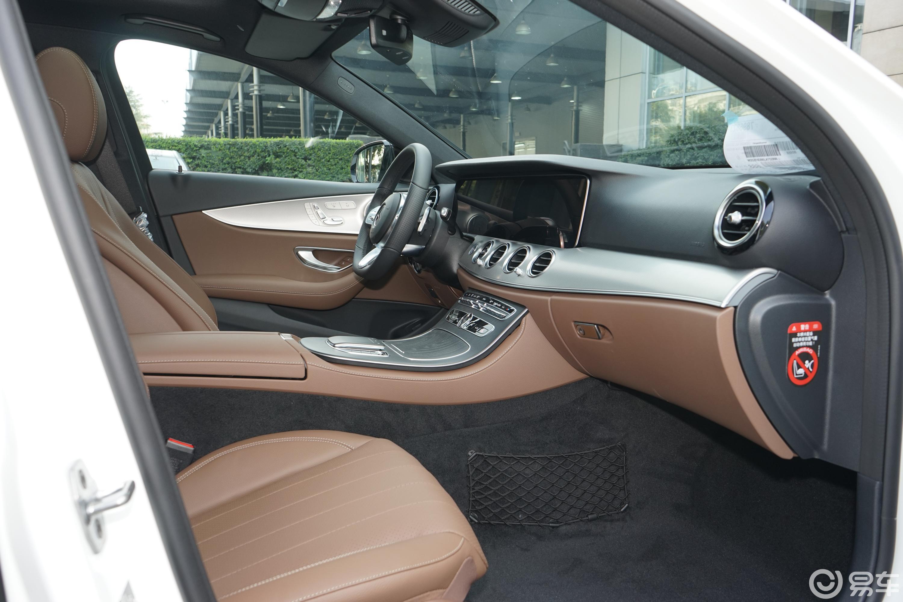 【奔驰e级(进口)2020款e 300 运动版内饰全景副驾驶员方向汽车图片