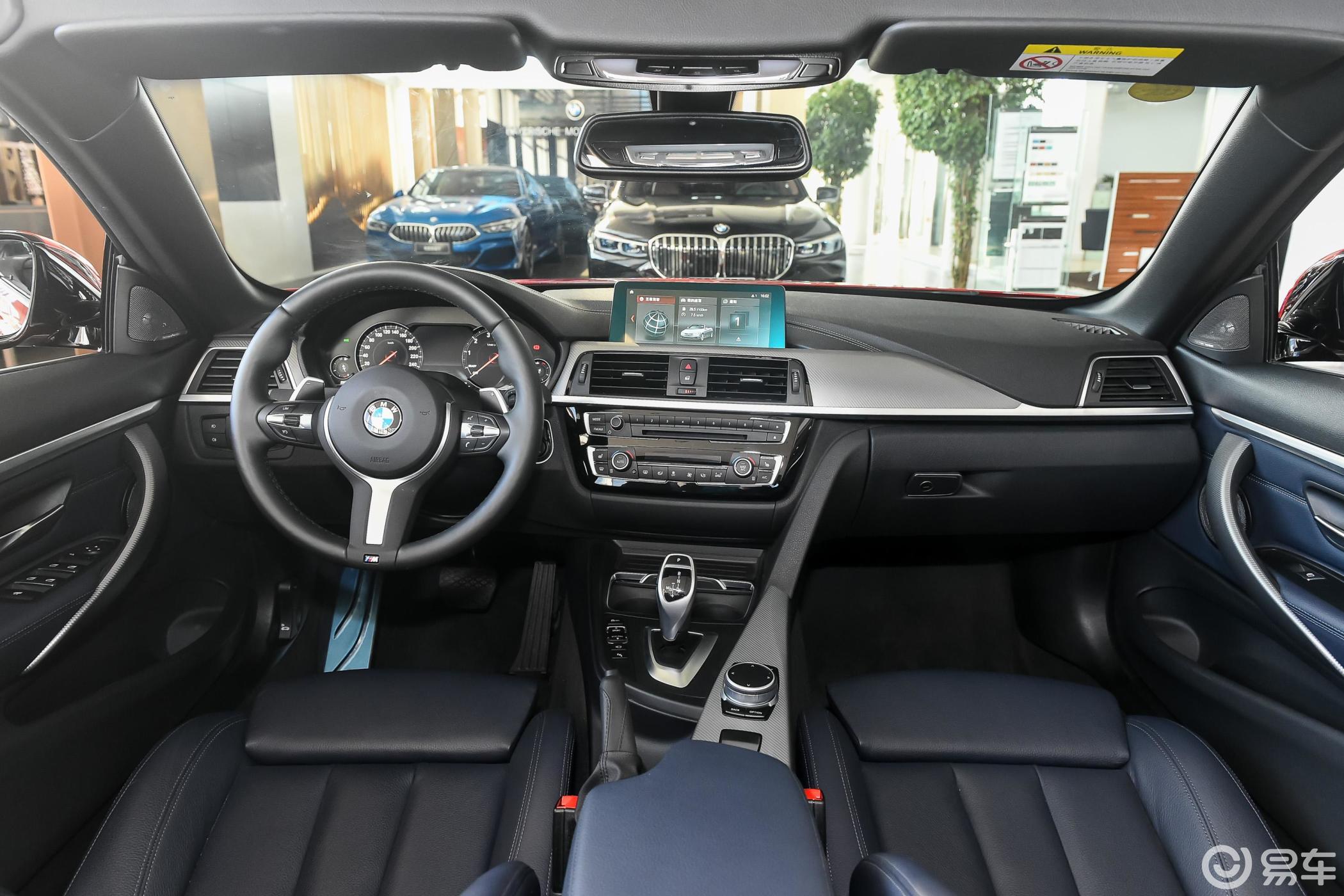 【宝马4系2019款敞篷轿跑车 425i m运动套装内饰全景正拍汽车图片