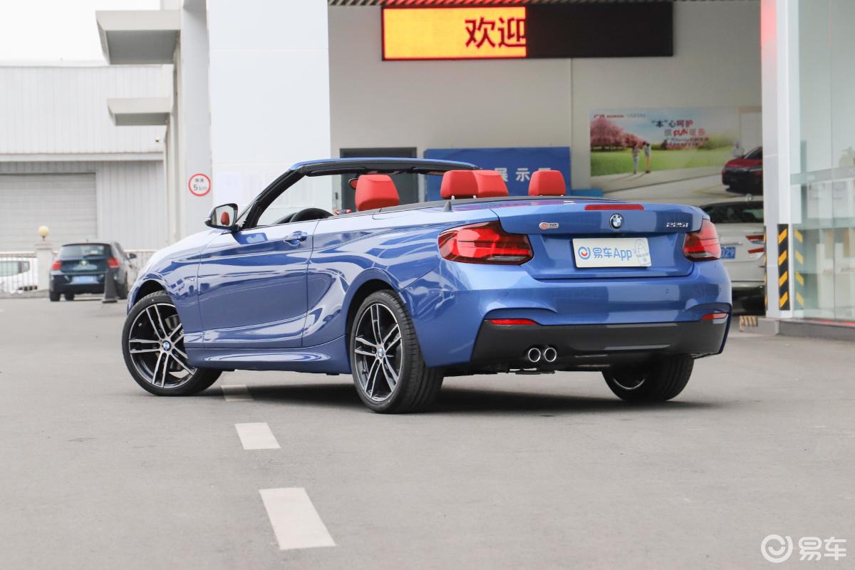 【宝马2系2019款敞篷轿跑车 225i 尊享型m运动套装侧后45度车头向左