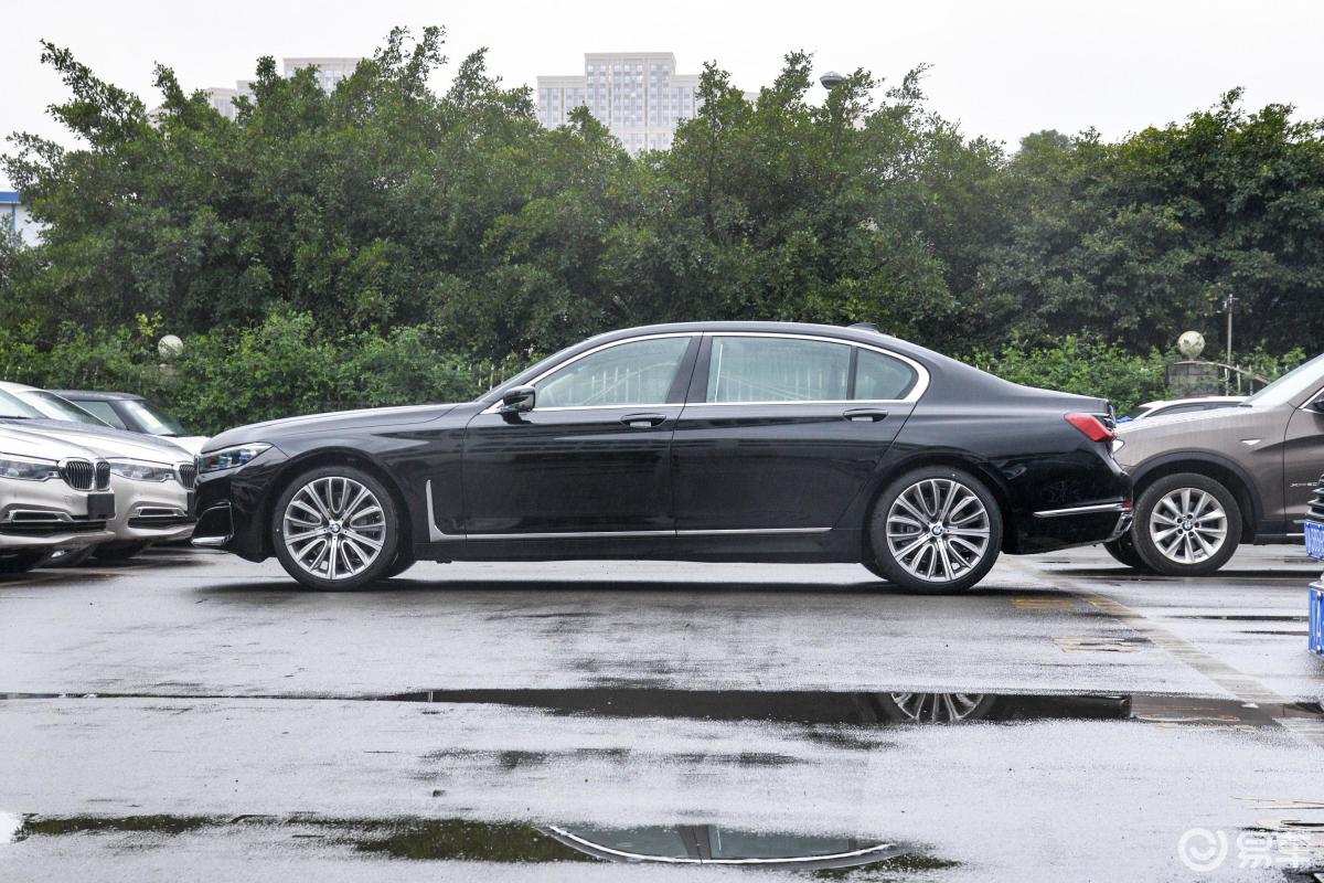【宝马7系2019款改款 740li 领先型 豪华套装正侧车头向右水平汽车