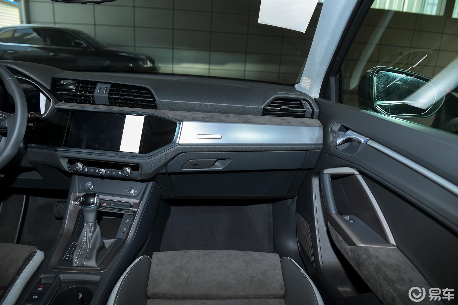 【奥迪q32020款40 tfsi 时尚动感型副驾驶位区域汽车图片-汽车图片