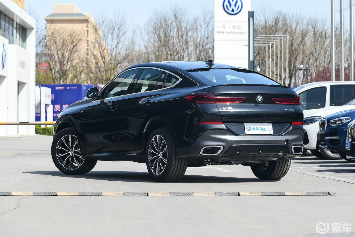 【宝马x62020款xdrive30i m运动套装侧后45度车头向左水平汽车图片