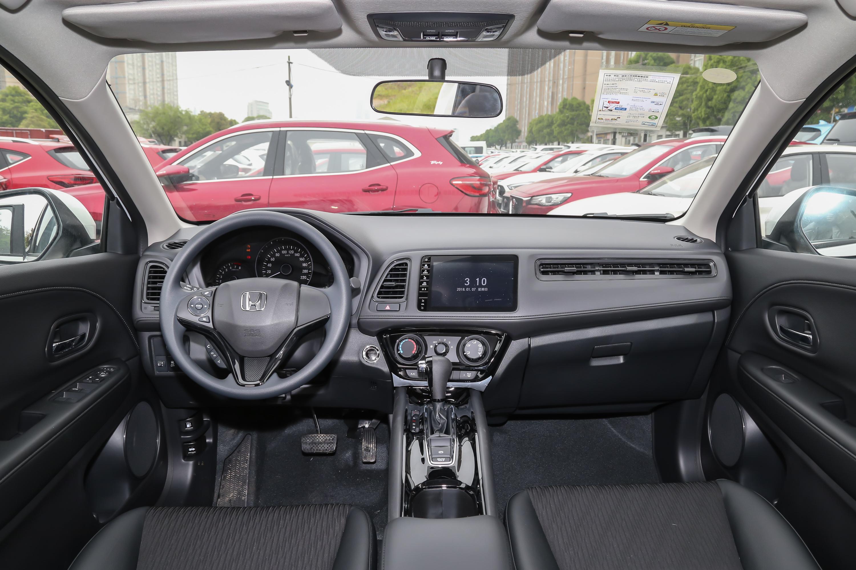 内饰方面,ve-1与缤智基本保持一致,中控台采用了偏向驾驶员的设计