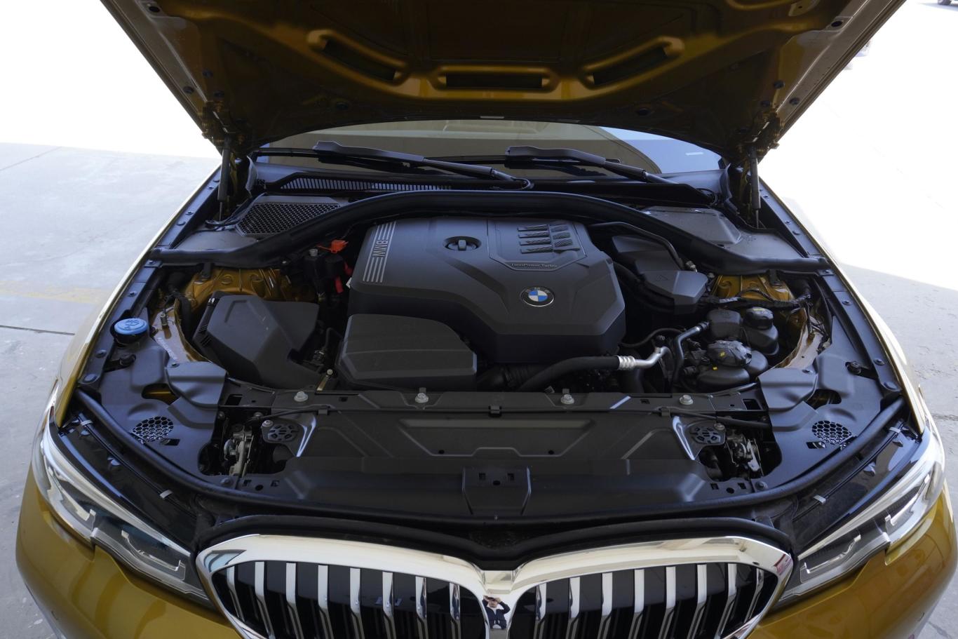 宝马3系改款 325li 首发版发动机舱整体