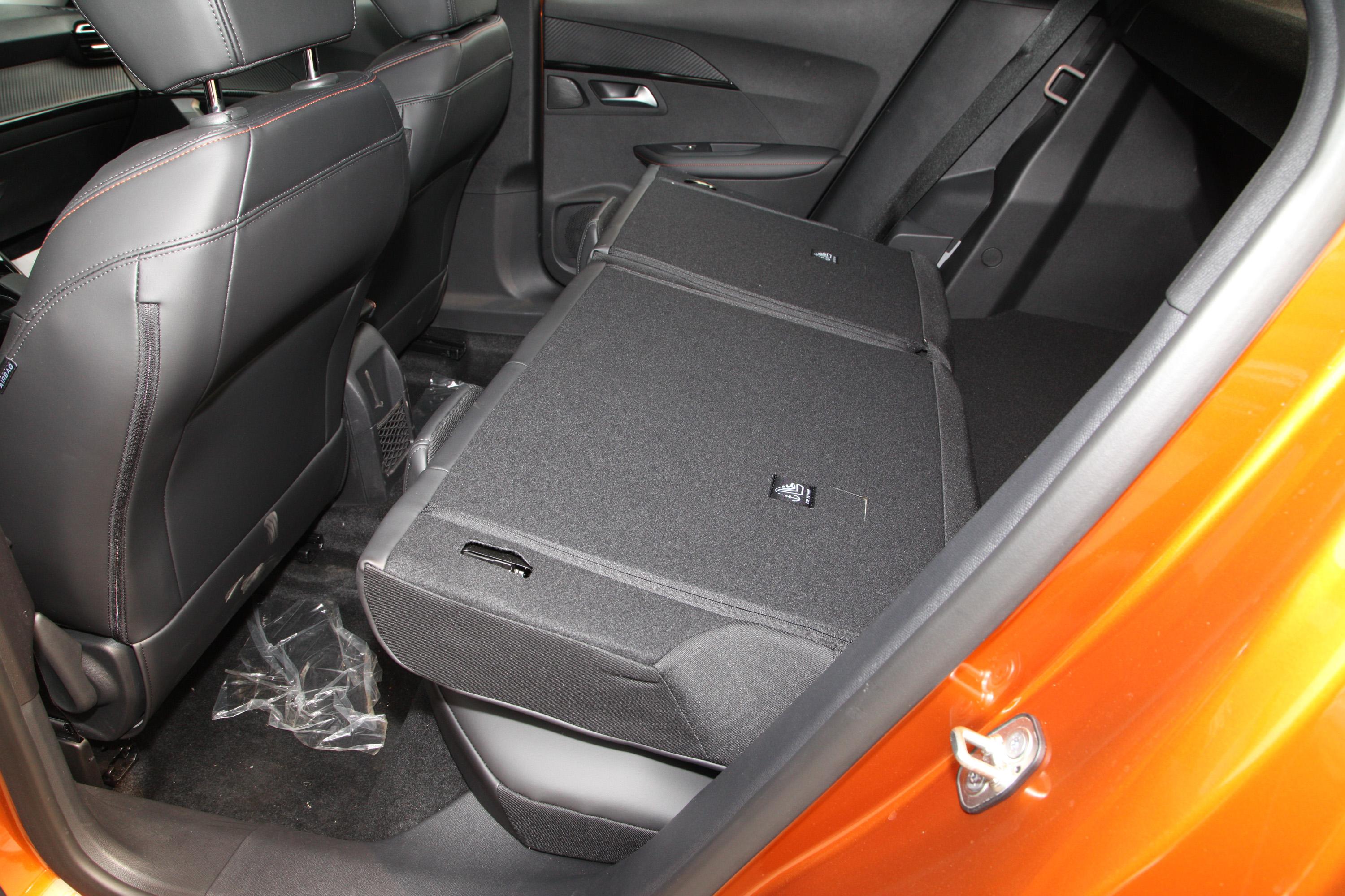 标致2008后排空间还算宽敞,头部和腿部空间都有一定的余量,满足日常