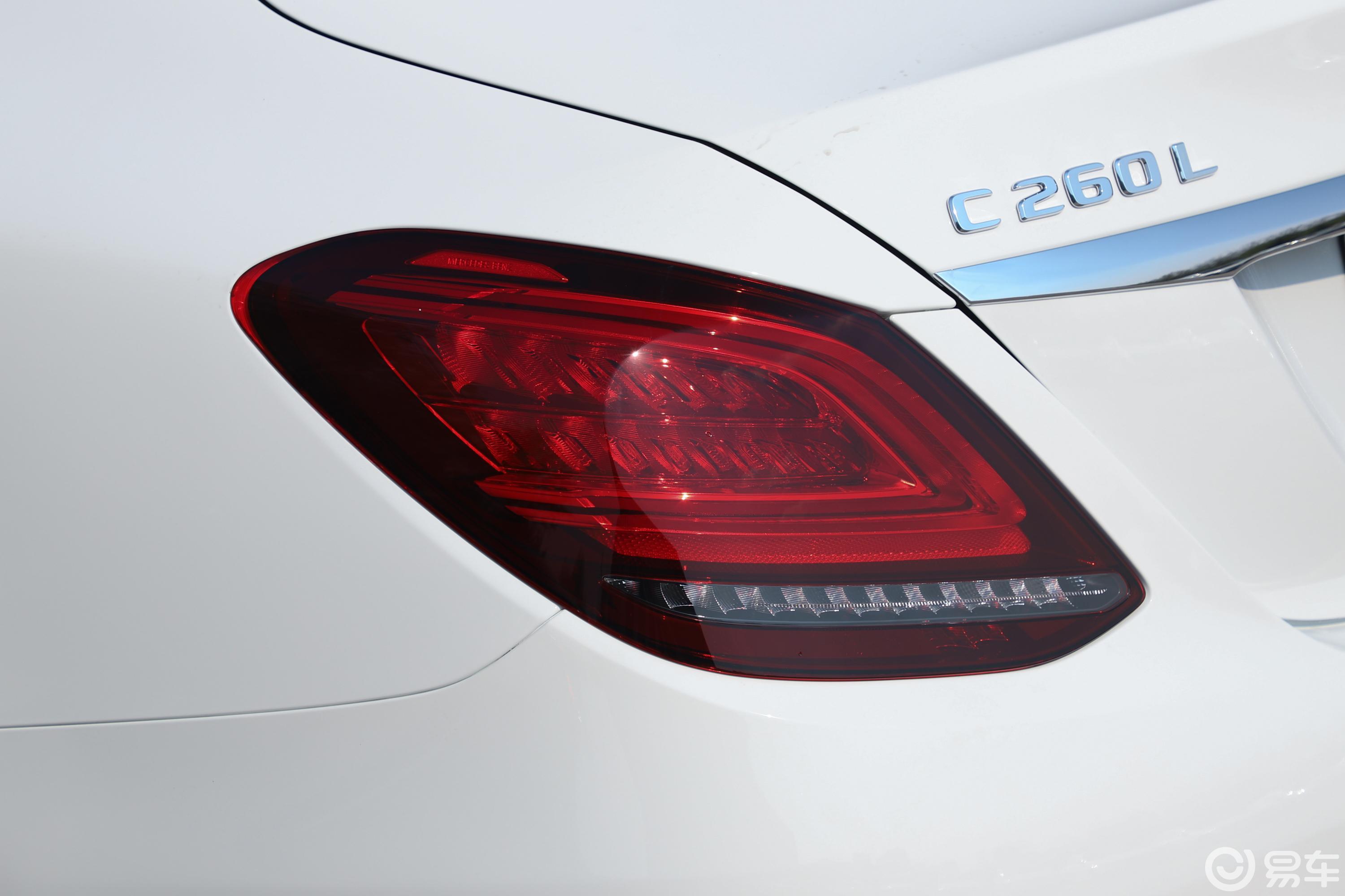 【奔驰c级2020款改款 c 260 l 运动版尾灯侧45度俯拍汽车图片-汽车