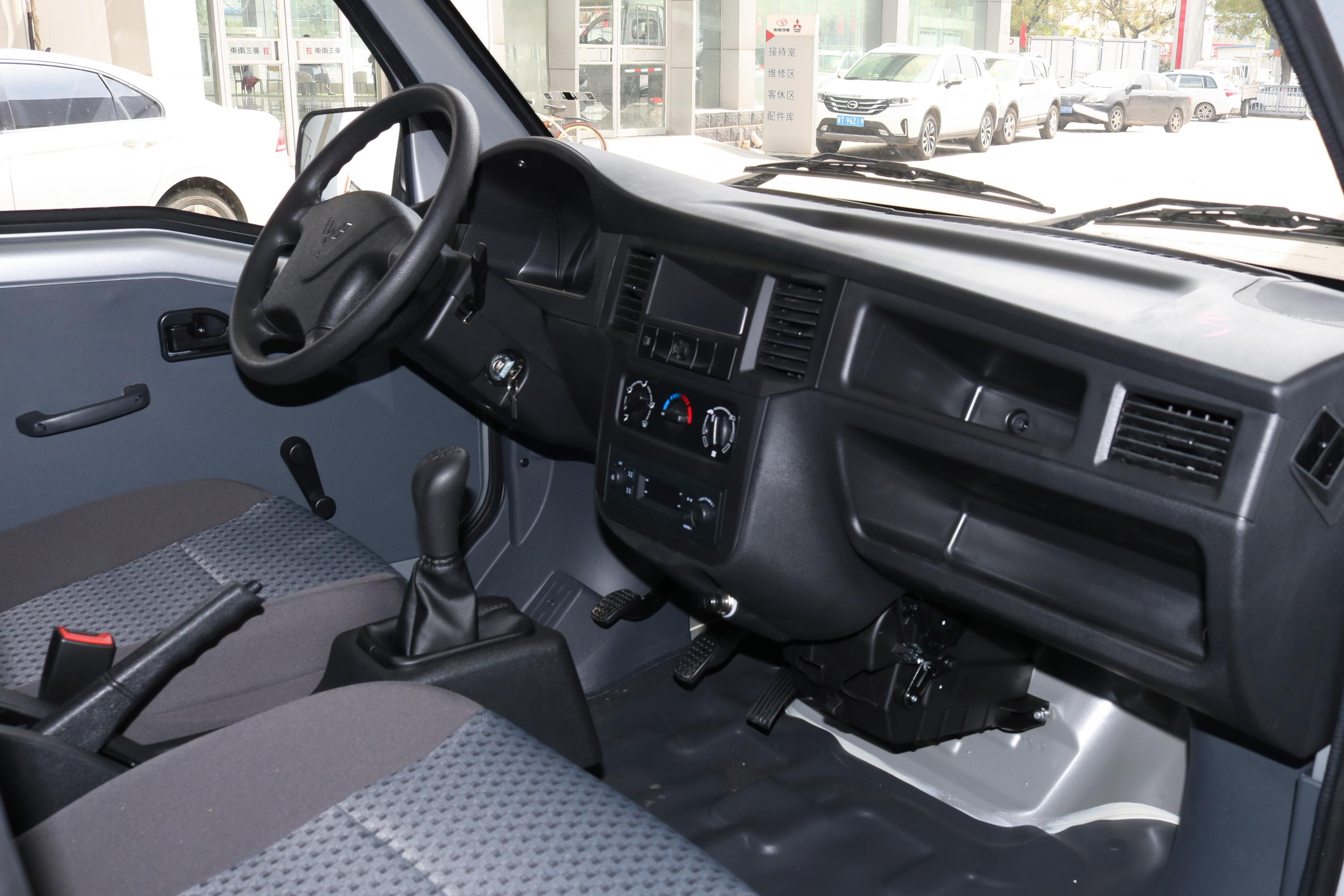 五菱之光内饰-轴距-发动机-易车