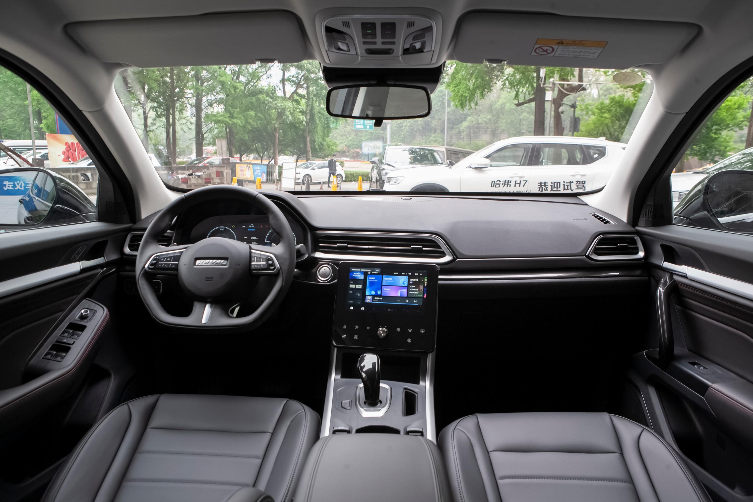 内饰方面,2020款哈弗f5同样与旧款车型保持一致,中规中矩的中控台采用