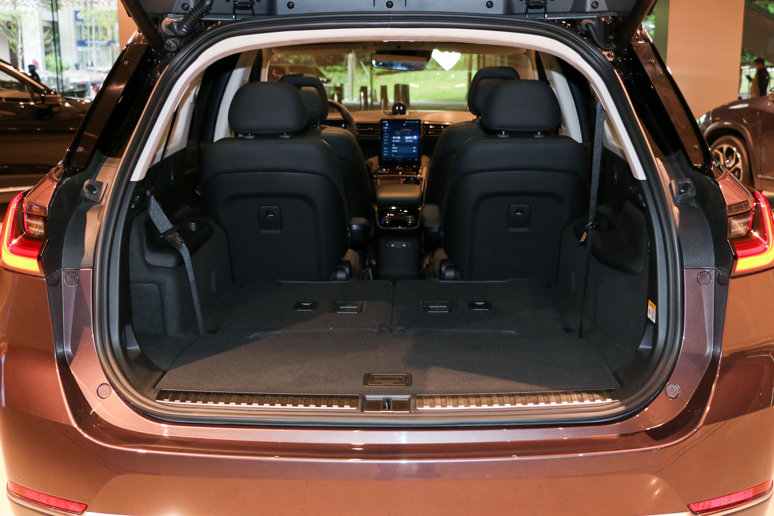 蔚来es8后排空间表现中规中矩,腿部空间还算富裕,满足日常家用完全没