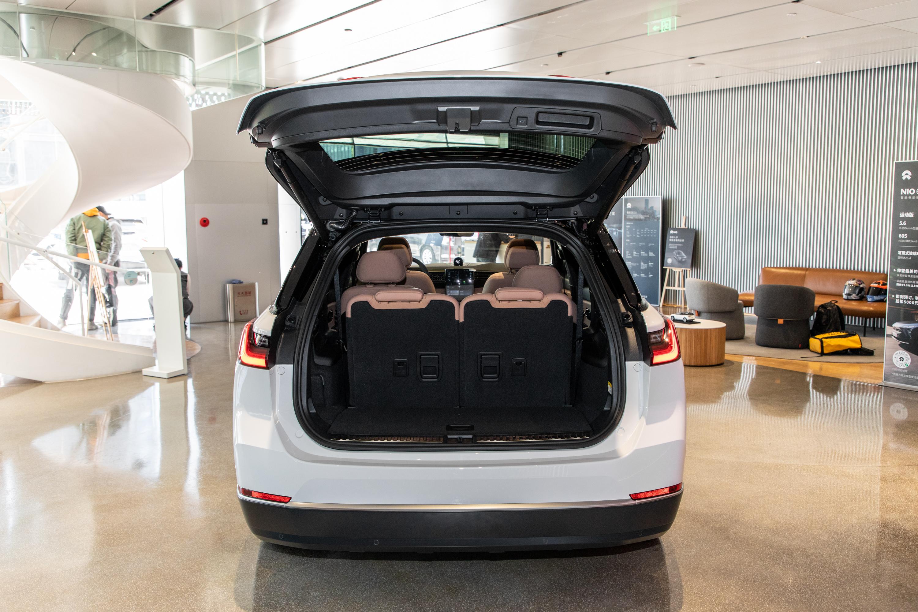 蔚来es8后备厢空间表现还可以,旅途出行有大件物品的话,可以放倒后排