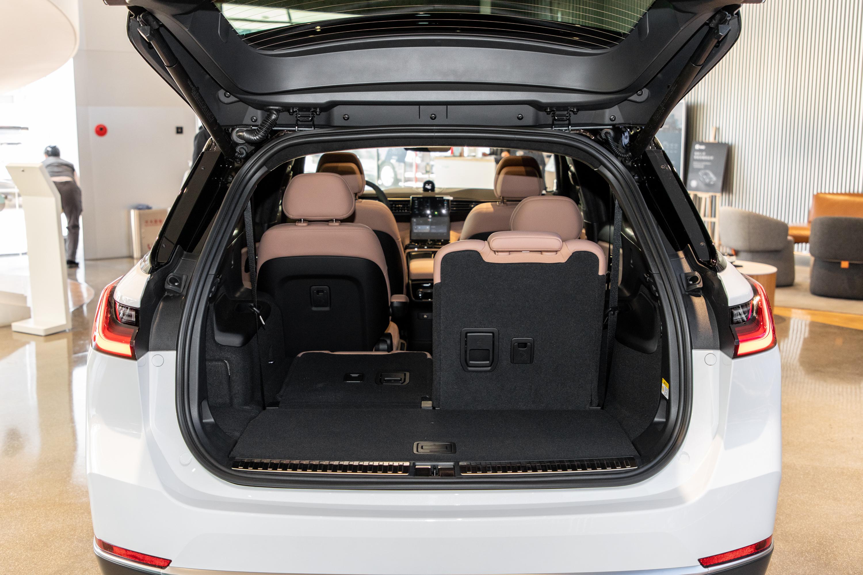 蔚来es8后备厢空间表现中规中矩,如果需要装一些较大的物件,后排座椅