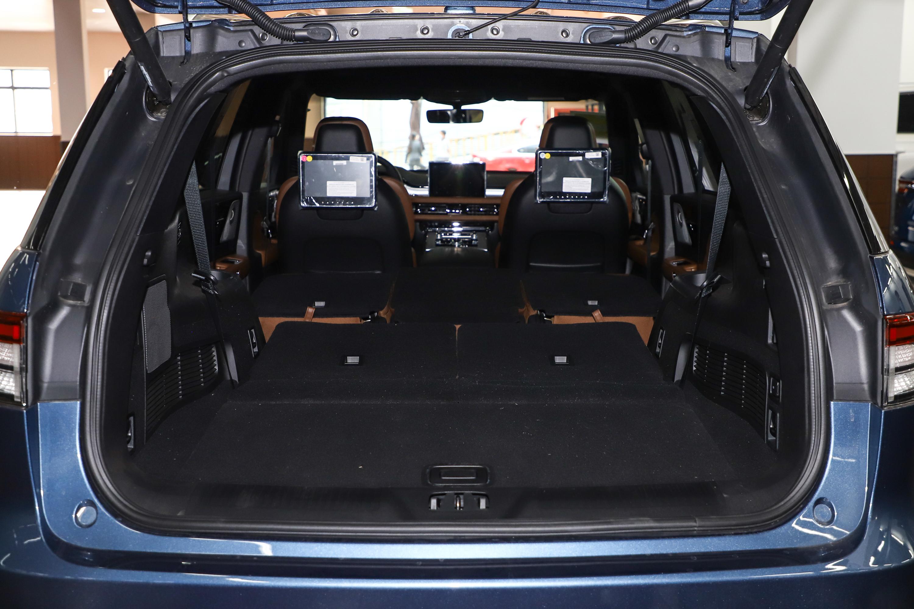 飞行家插电混动(进口)后备厢空间表现还算不错,放倒后排座椅后,能够