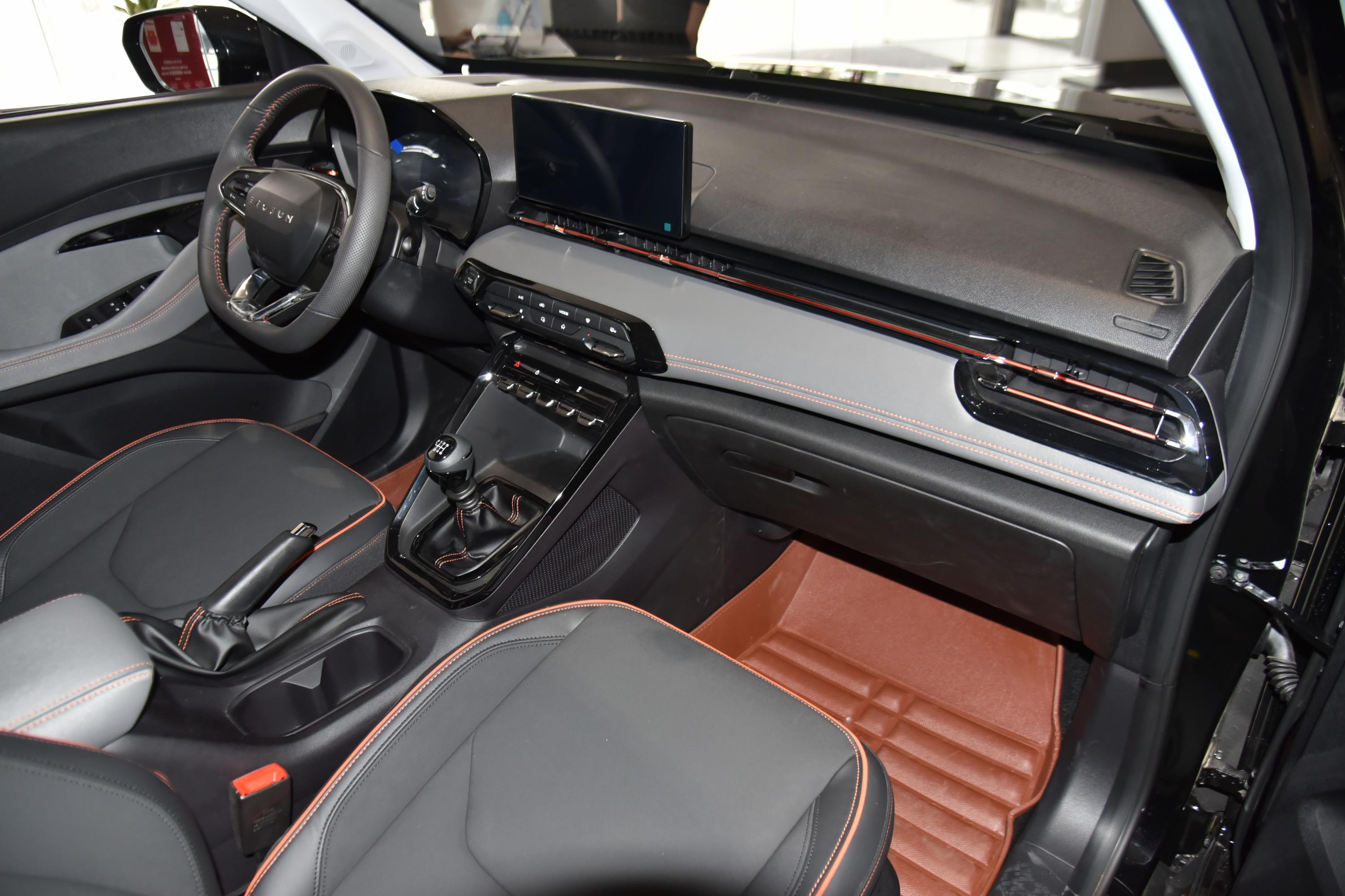 宝骏rs3中控台后排发动机