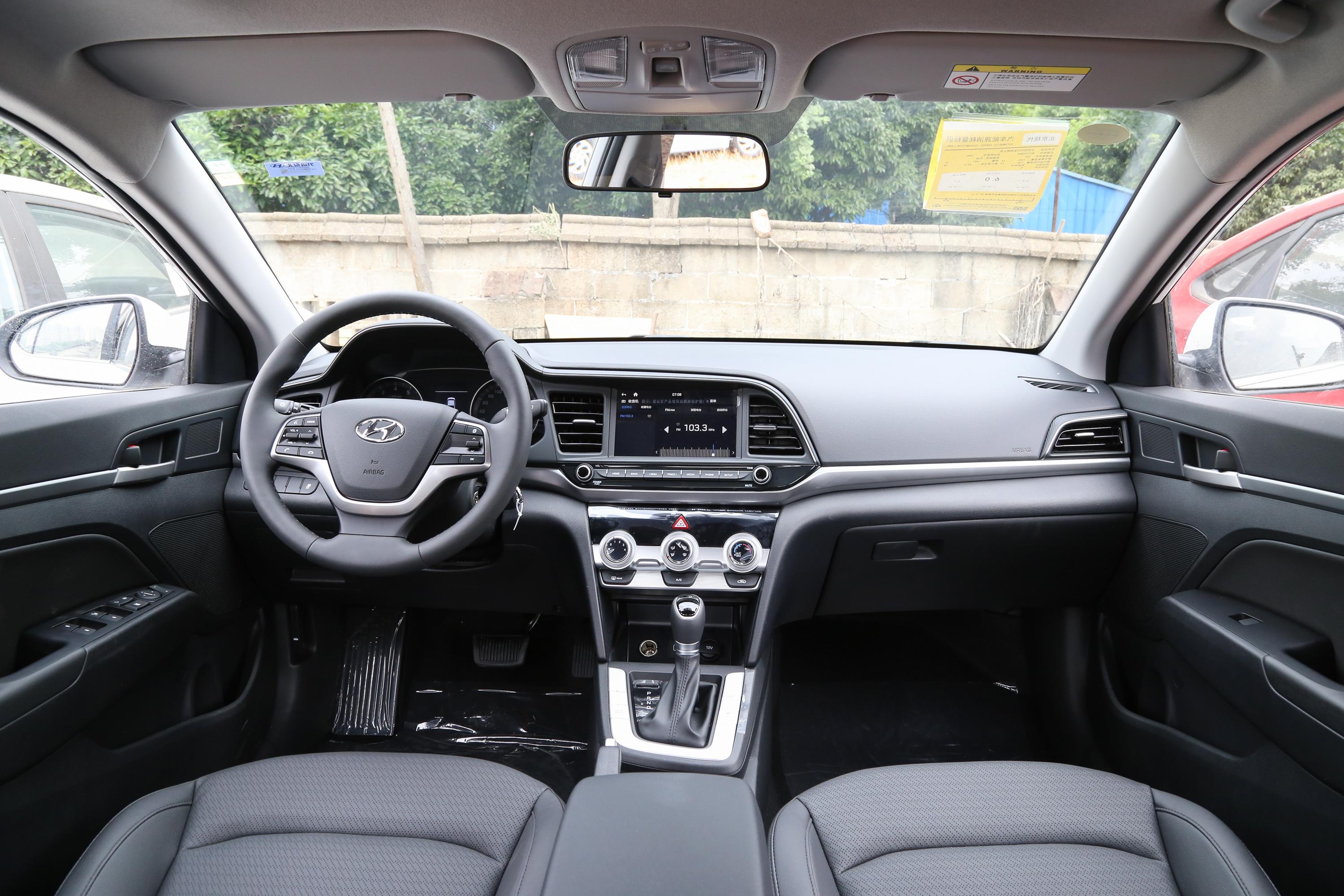 内饰方面,新款领动整体设计比较简洁,中控台上的功能按键布局比较合理