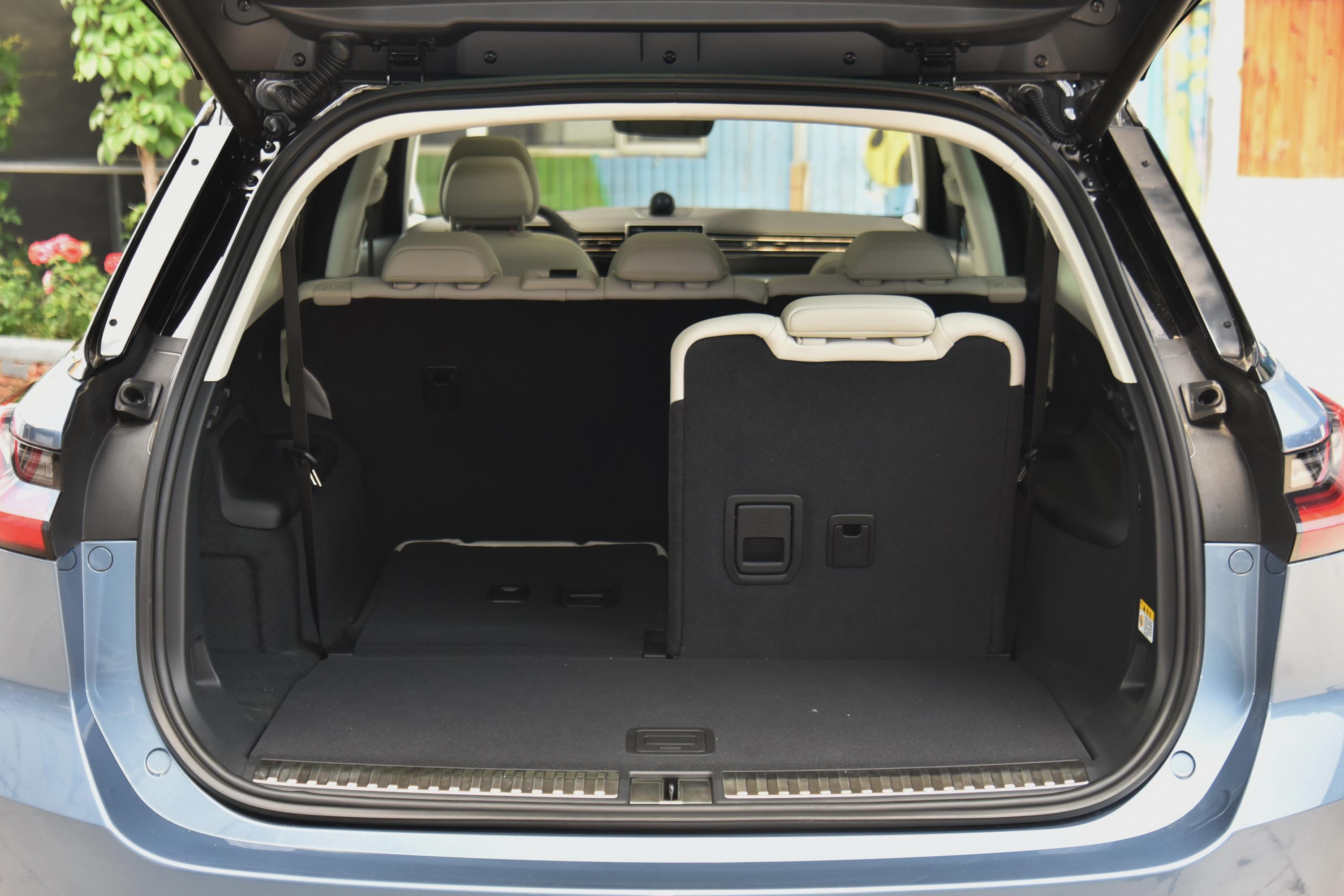 蔚来es8后备厢空间不错,也能通过放倒后排座椅来扩展储物空间,日常