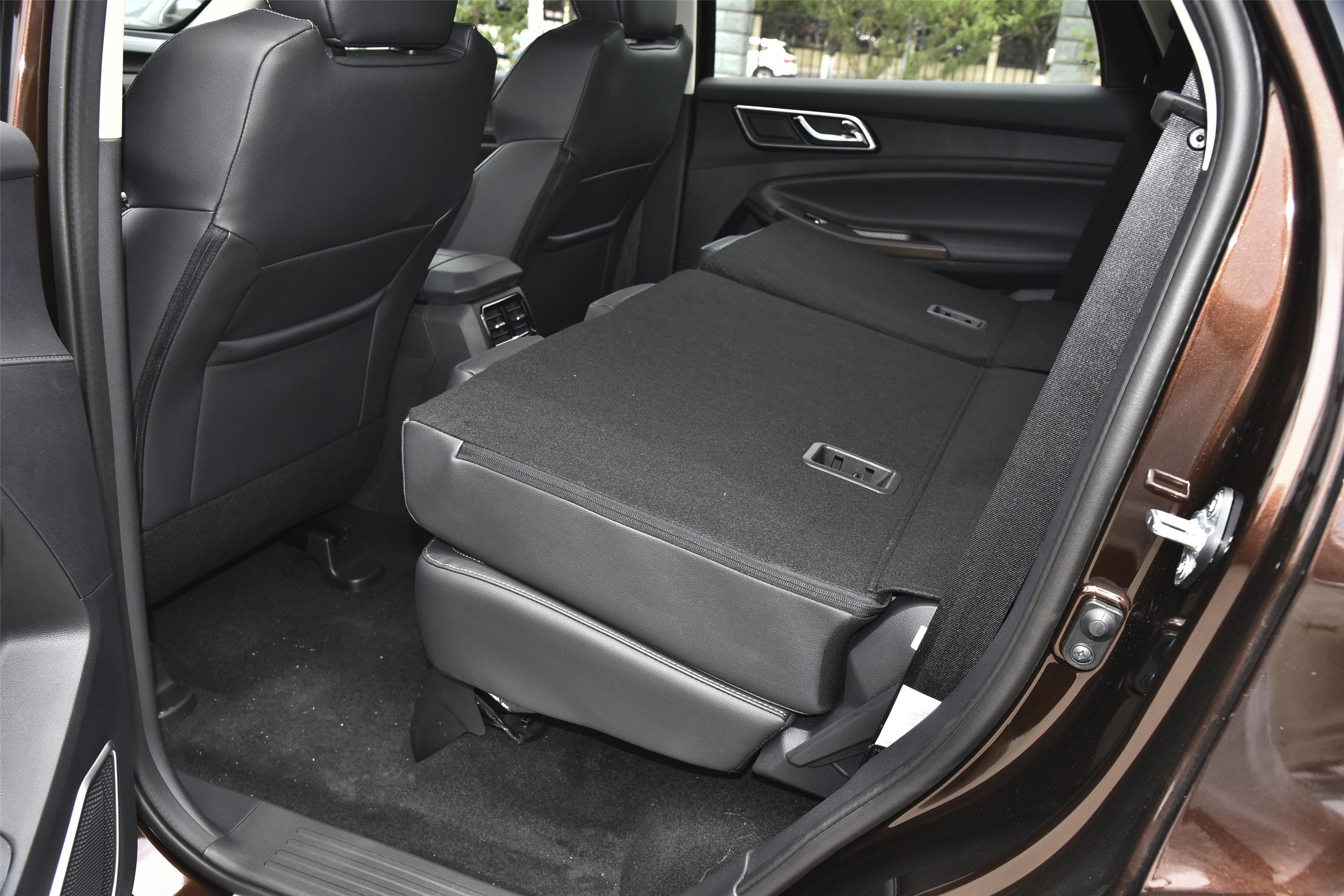 驭胜s350后排空间表现中规中矩,腿部空间还算富裕,满足日常家用完全没