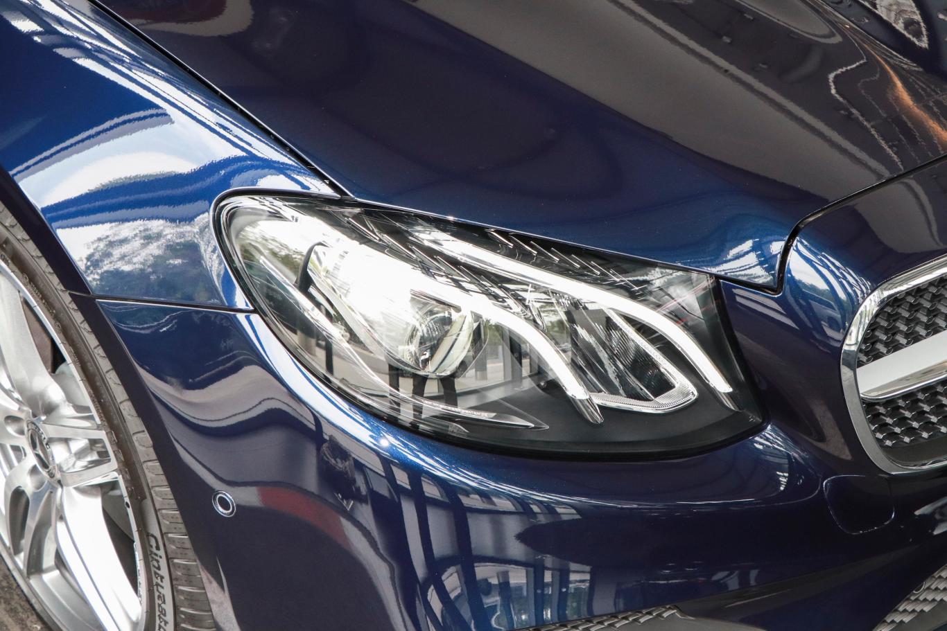 奔驰e级(进口)e 260 4matic 敞篷轿跑车大灯侧45度俯拍