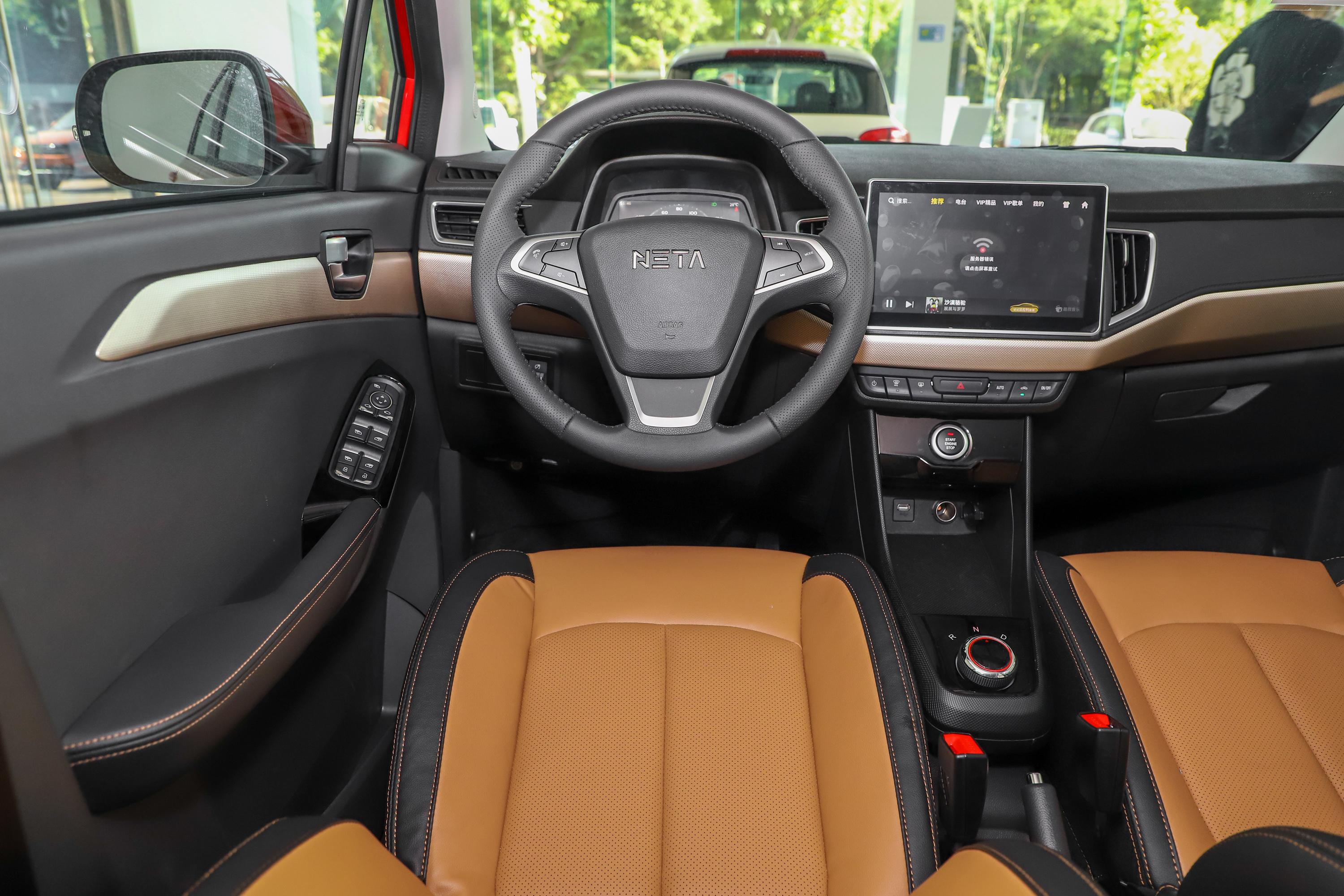 哪吒n01后备厢空间大小符合它家用的定位,一家人出行的置物空间可以